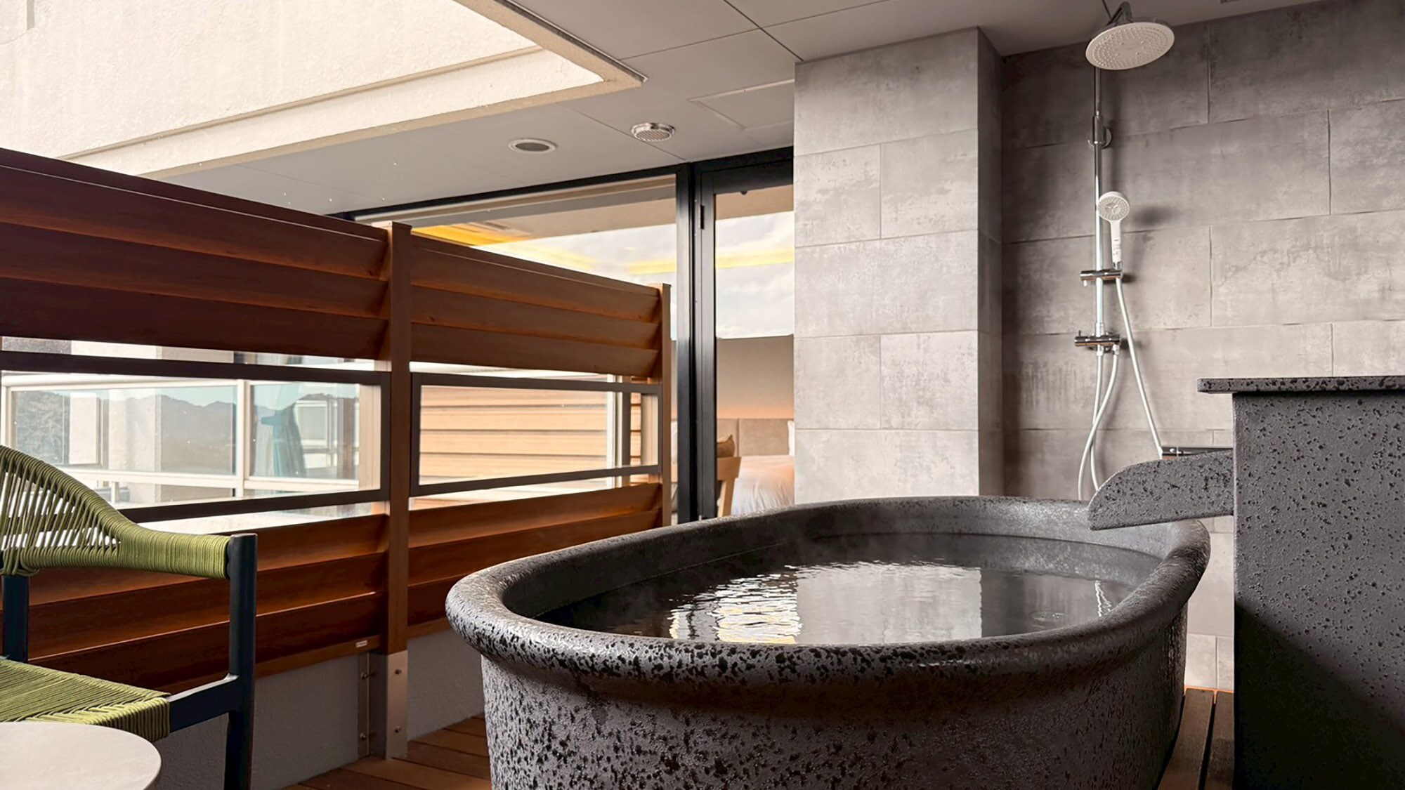 ห้องพักแขกชั้น 13 พร้อมอ่างอาบน้ำแบบเปิดโล่ง (ภาพ)