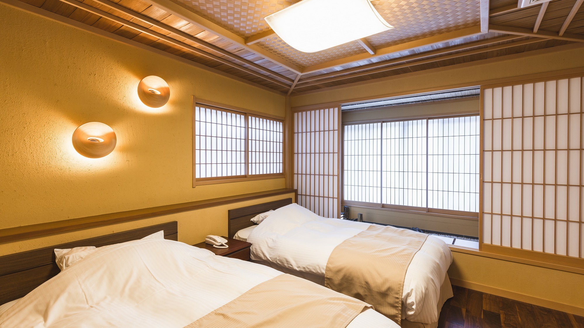 [特别房间“Keigetsu Room”]与伟大的作家共度时光。这间客房与其他客房略微分开，您可以在这里度过悠闲的时光。