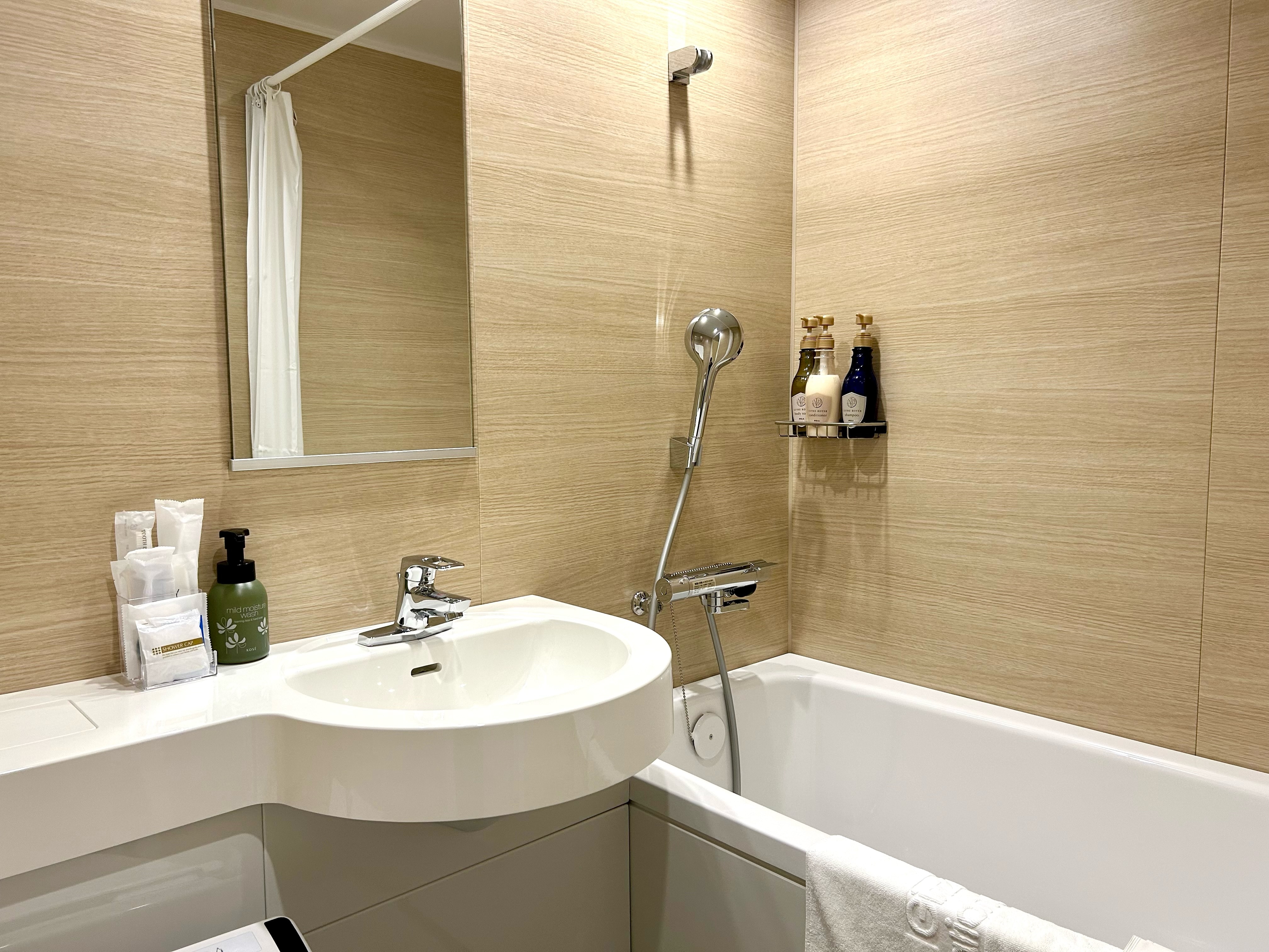 Former Superior Single Room (13.6 square meters) Unit bath renovated in 2023