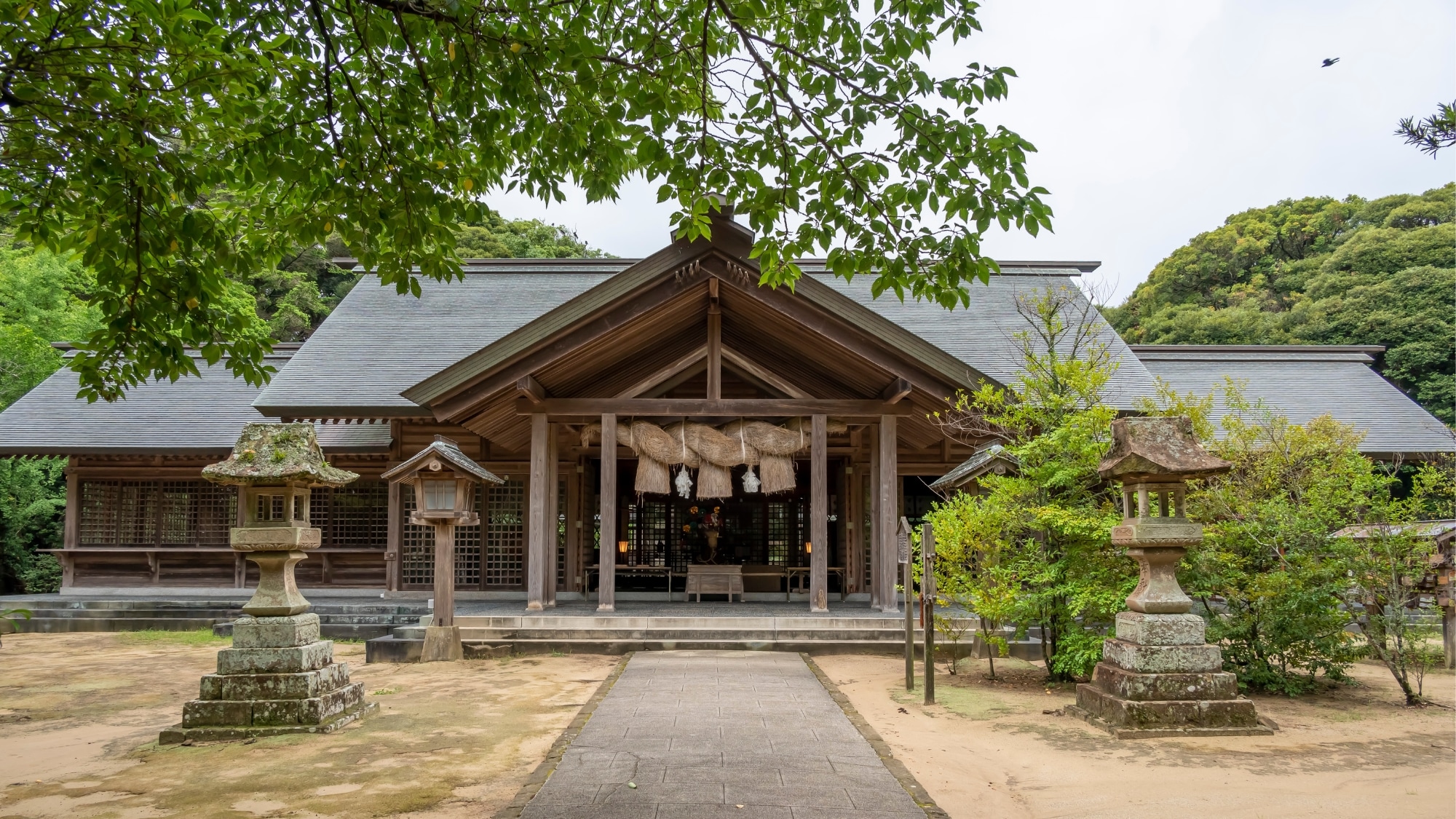 长滨神社距离酒店有 10 分钟车程。主祭神是国引神话的主人公水臣八香角命。
