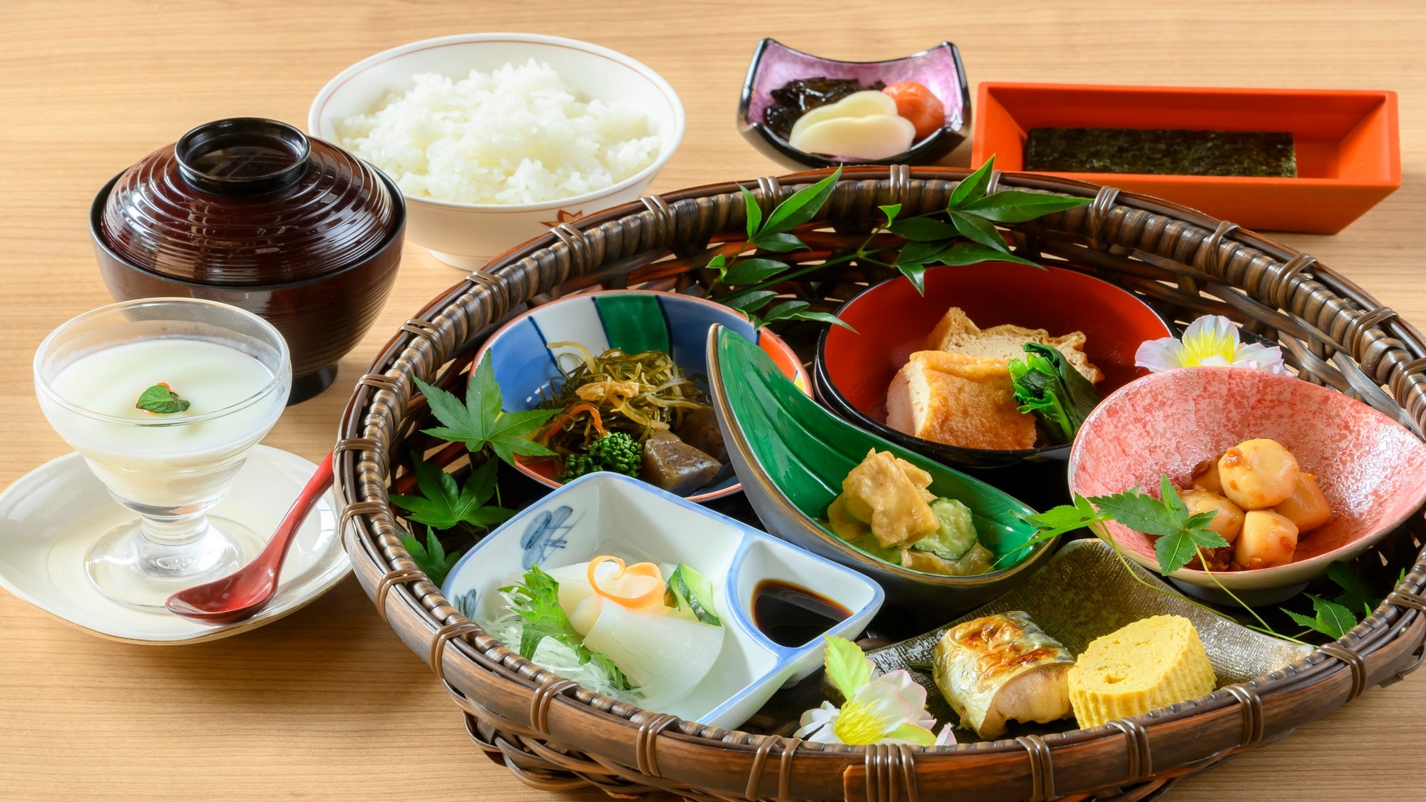 使用池田“越光”的米飯。日式早餐