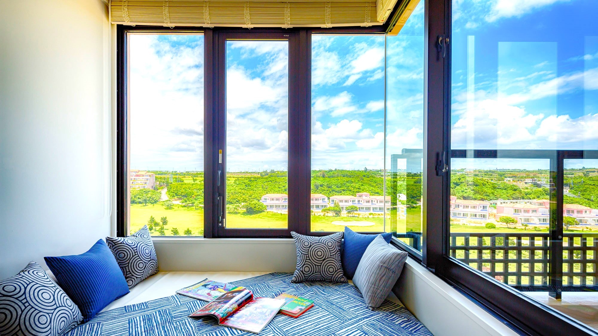 [Bayside/Junior Suite] Anda dapat melihat pemandangan luar dari sofa dan daybed di ruang tamu.