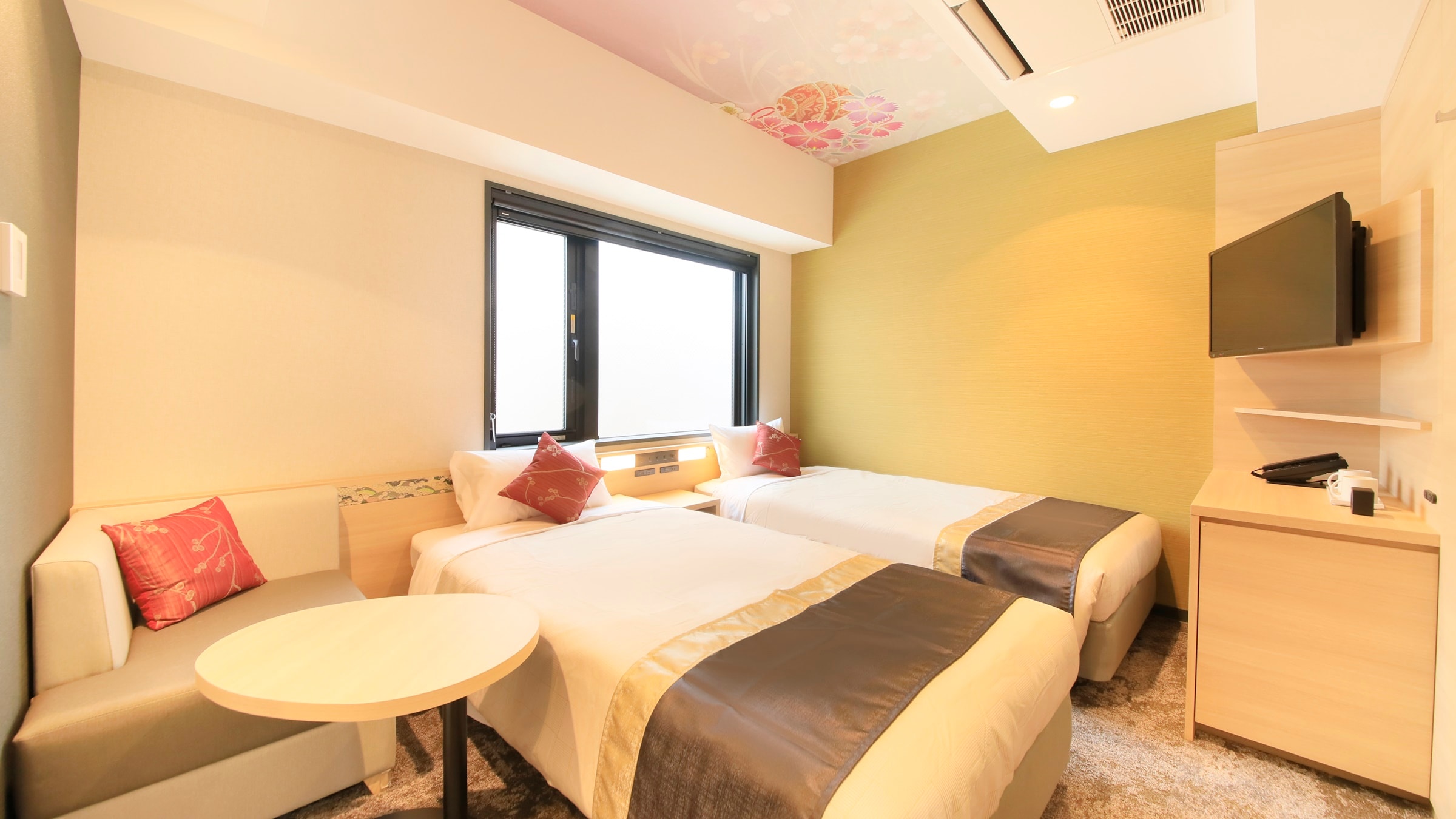 [Twin] This room is simple and easy to use, with elaborate furniture and floor plans.