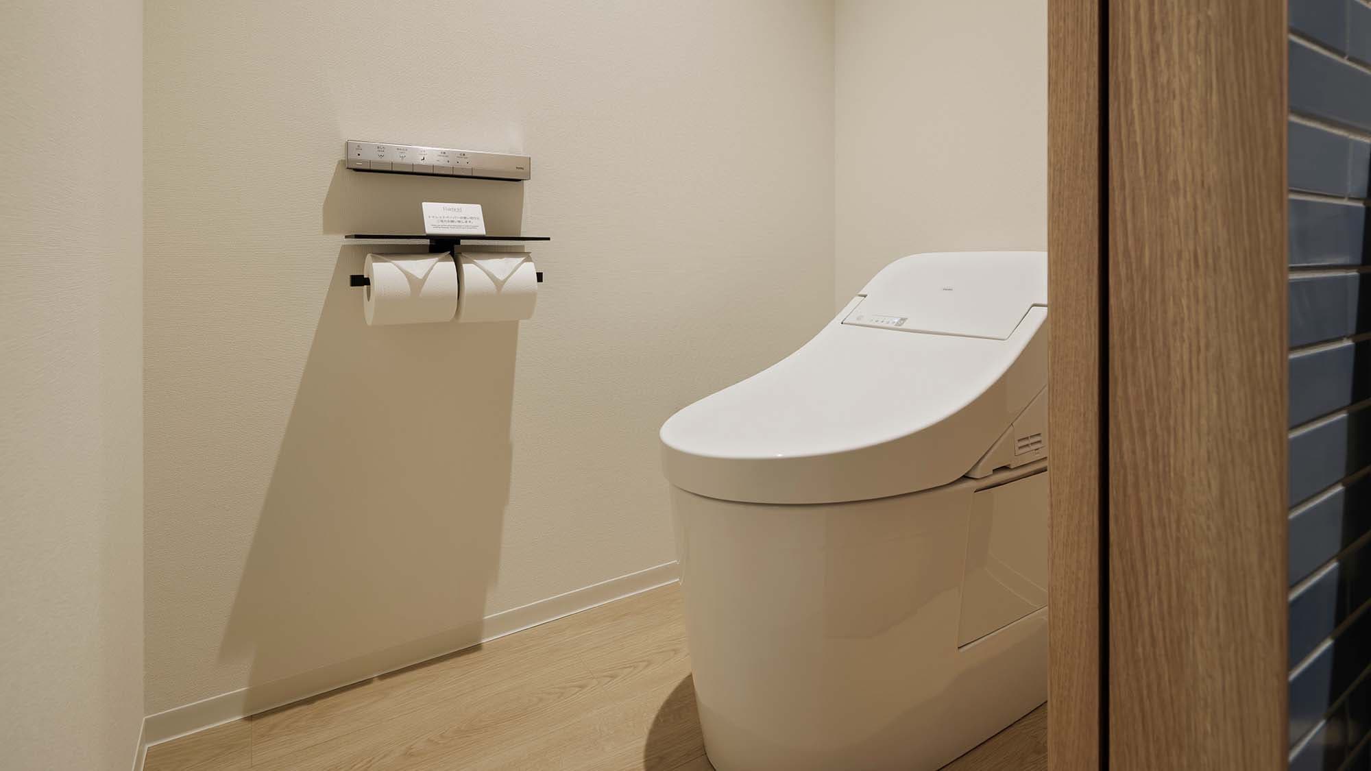 Bathroom: The bath and toilet are separate, so you can use your time effectively when preparing for your morning outing.