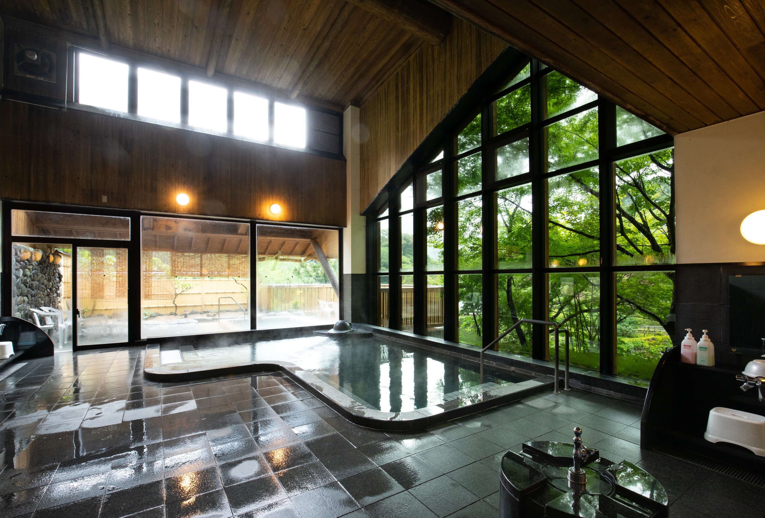 Large communal bath (river side) renovated in March 2019
