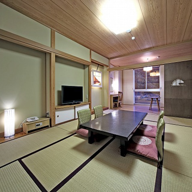 ★ Gifu Modern Japanese-style room, non-smoking on the river side (10 tatami mats + wide rim 4 tatami mats, 45 square meters)