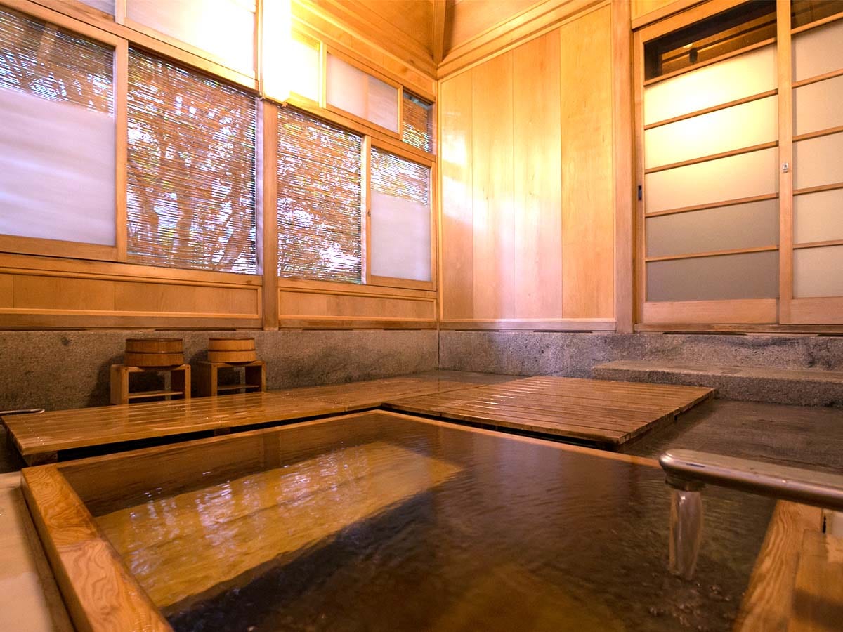 [With free-flowing hot springs / detached / Enmeikaku] The detached "Enmeikaku" located in the center of the Japanese garden is an important cultural property of the country.