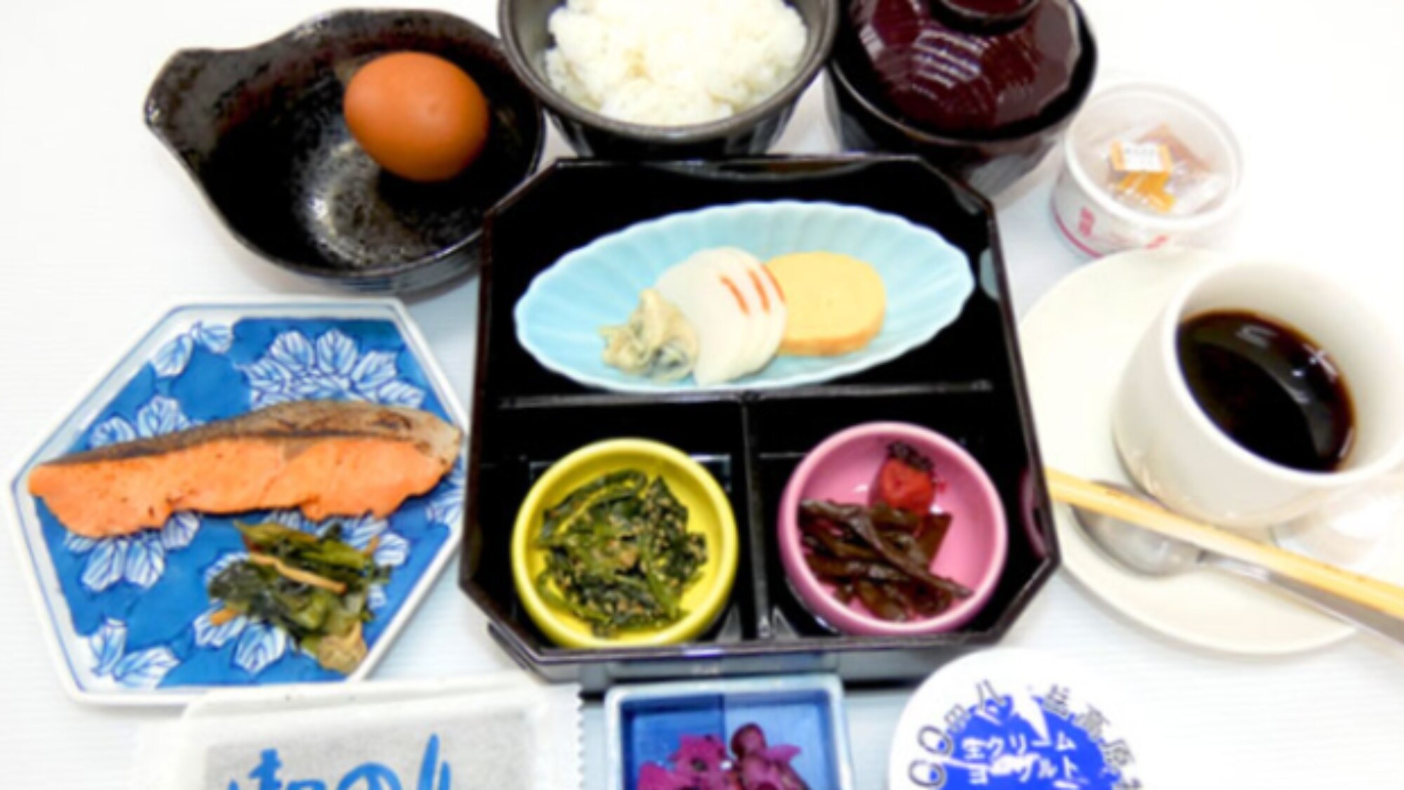 ・[Japanese breakfast] A standard Japanese menu including grilled fish, rolled eggs, and boiled greens