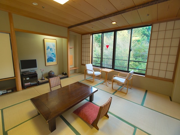 A 12.5 tatami mat room where you can enjoy a relaxing time. With bath and toilet. Please enjoy the flowers and scenery of the four seasons.