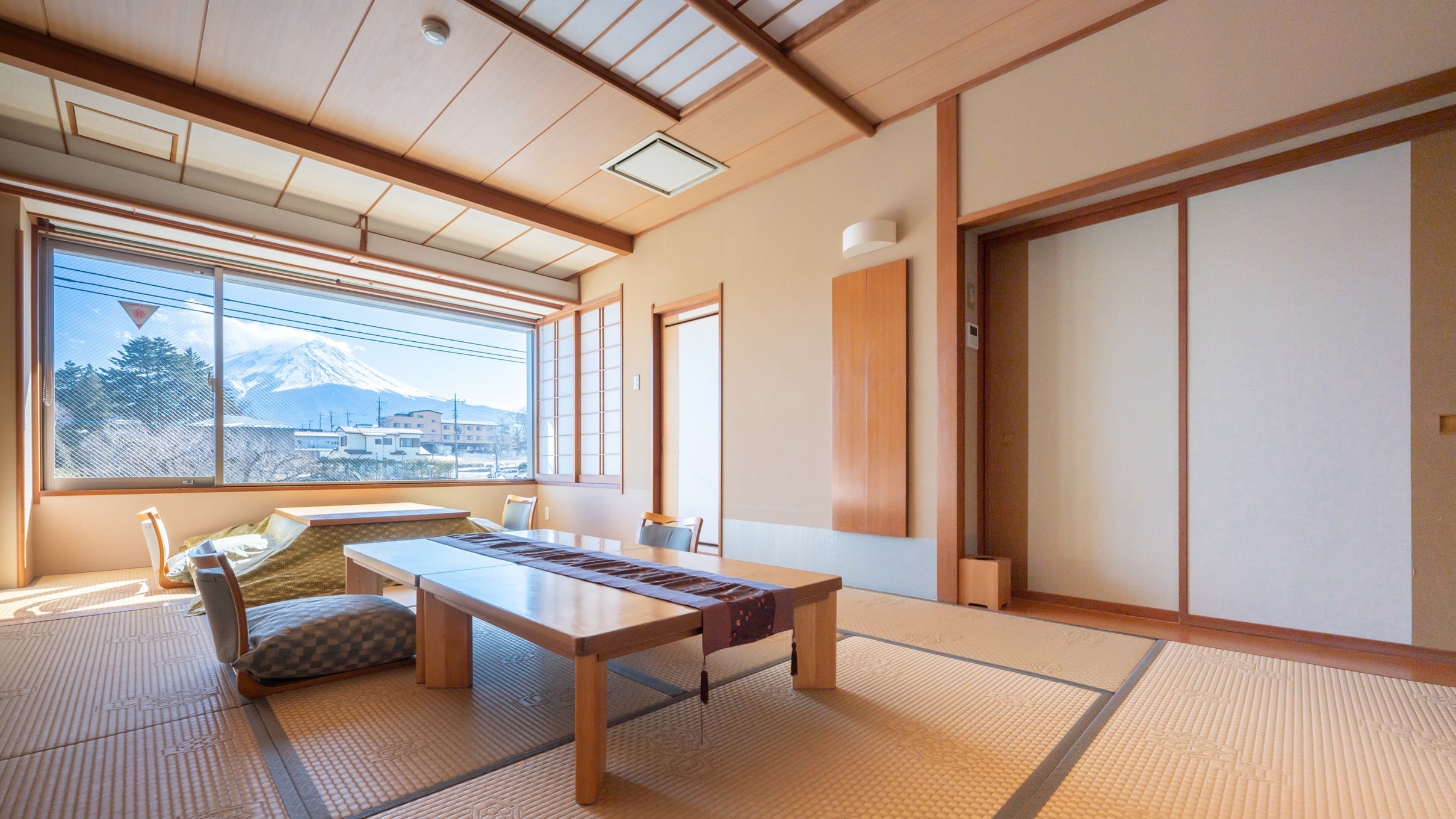 2.3F Japanese-style room with Mt. Fuji observation bath 10 tatami mats + wide-rimmed kotatsu [deluxe]