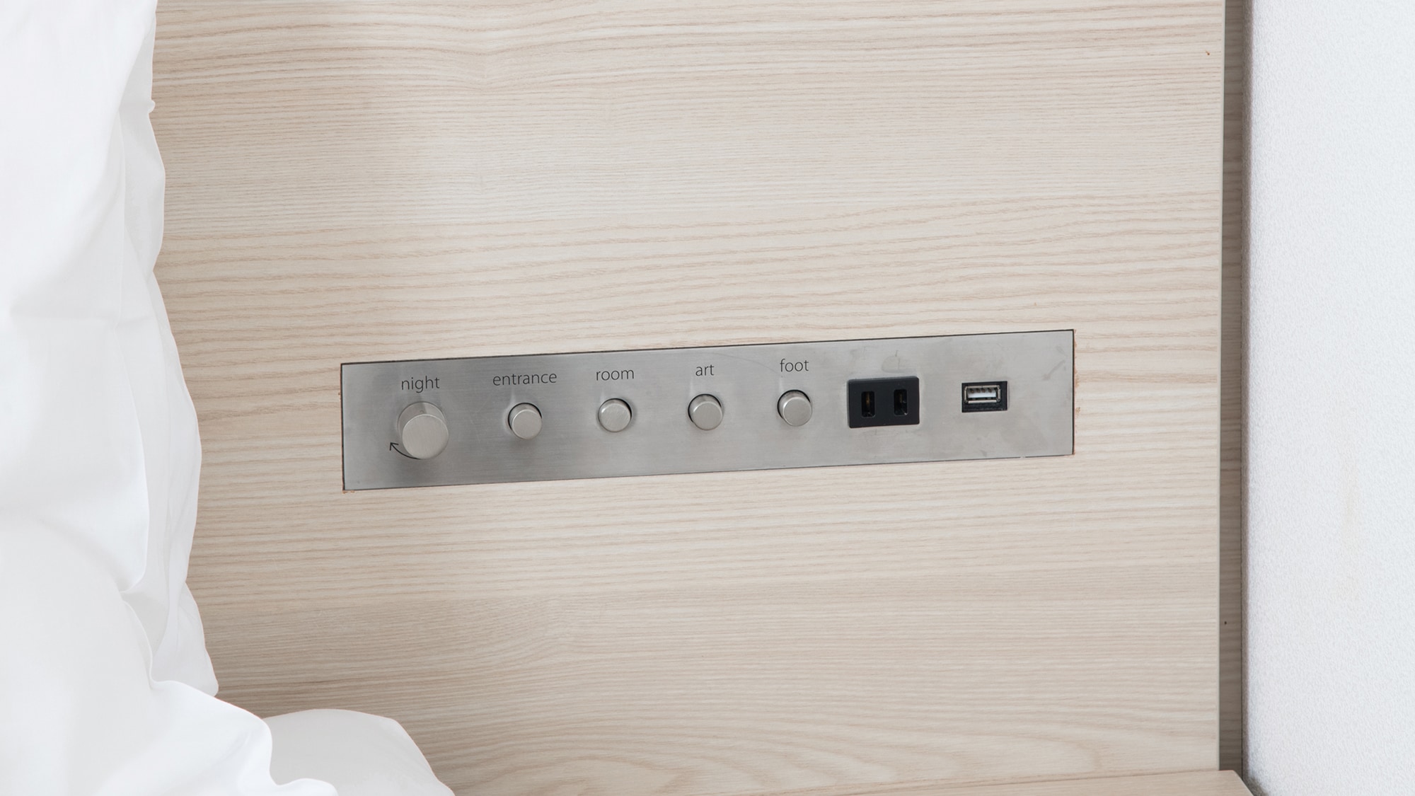Kami memiliki outlet di dekat tempat tidur Anda!