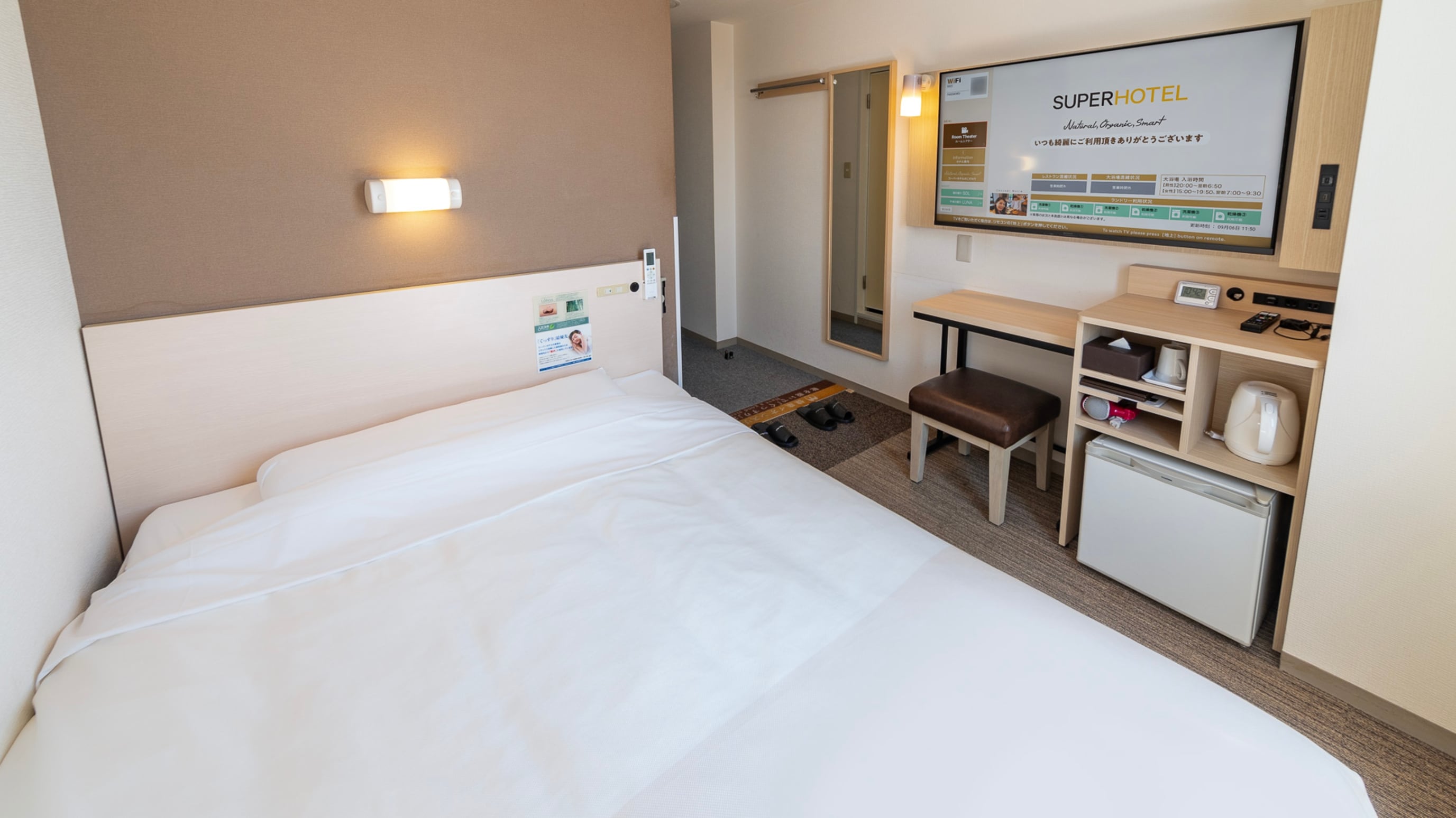 A 150cm wide bed and a mattress with just the right amount of firmness will ensure you a good night's sleep.
