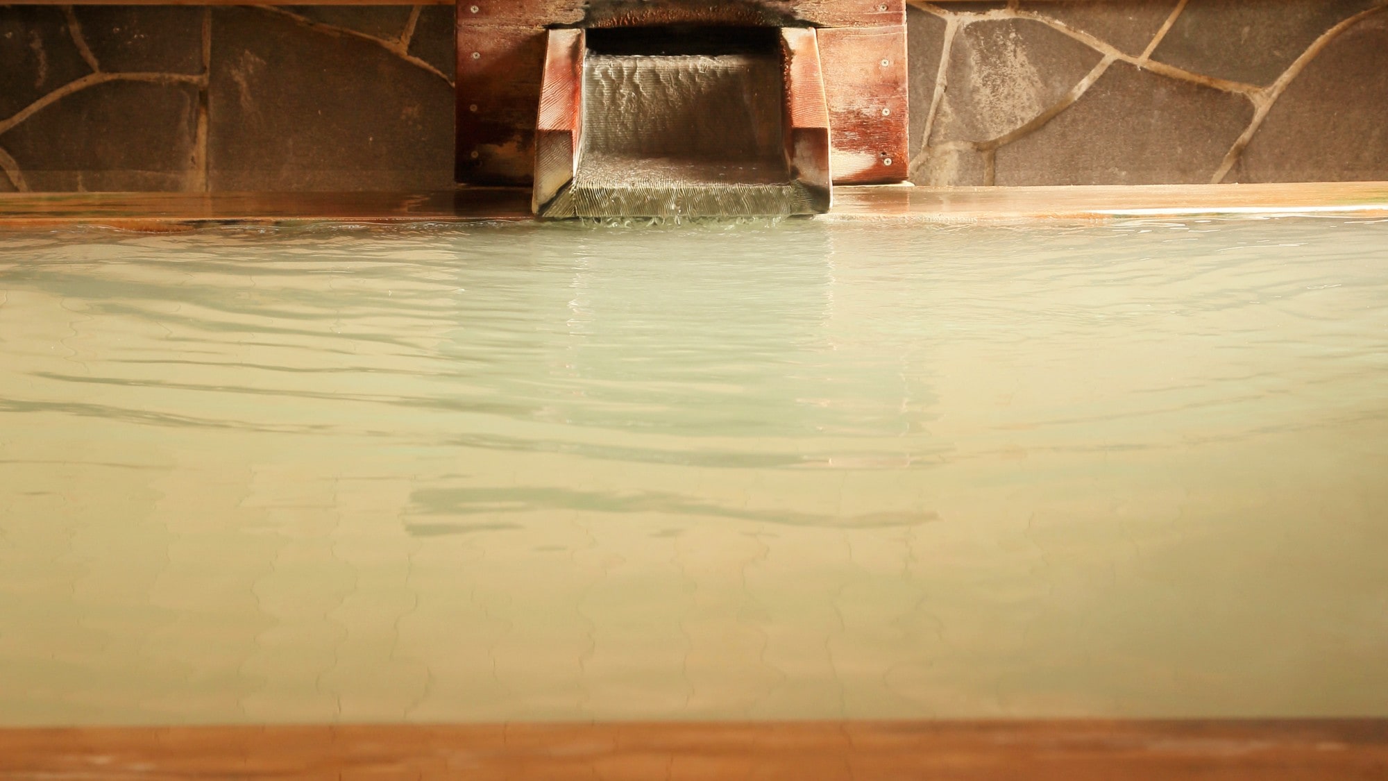 Enjoy the 400-year-old beautiful skin hot water