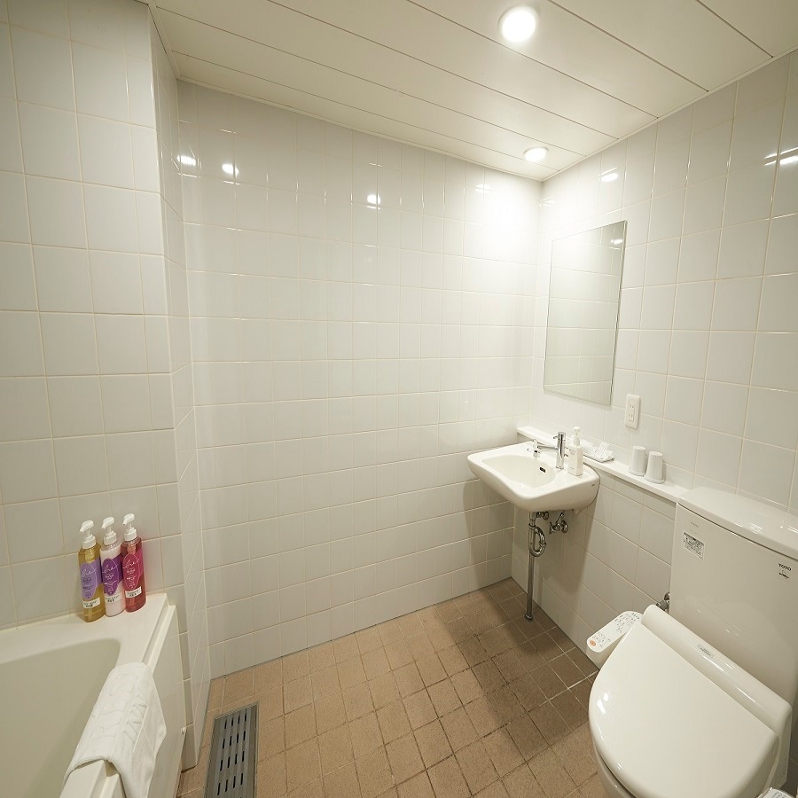 universal room bathroom