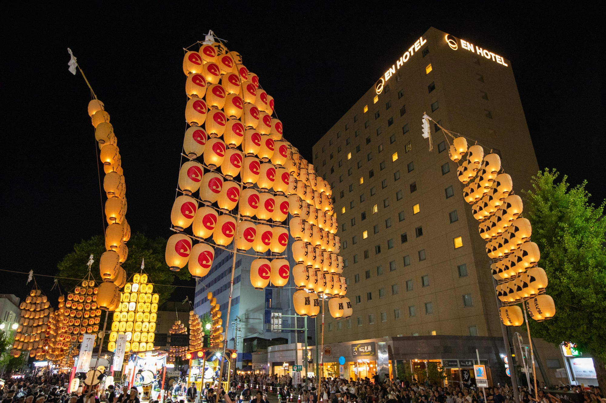 關東祭就在飯店前舉行。