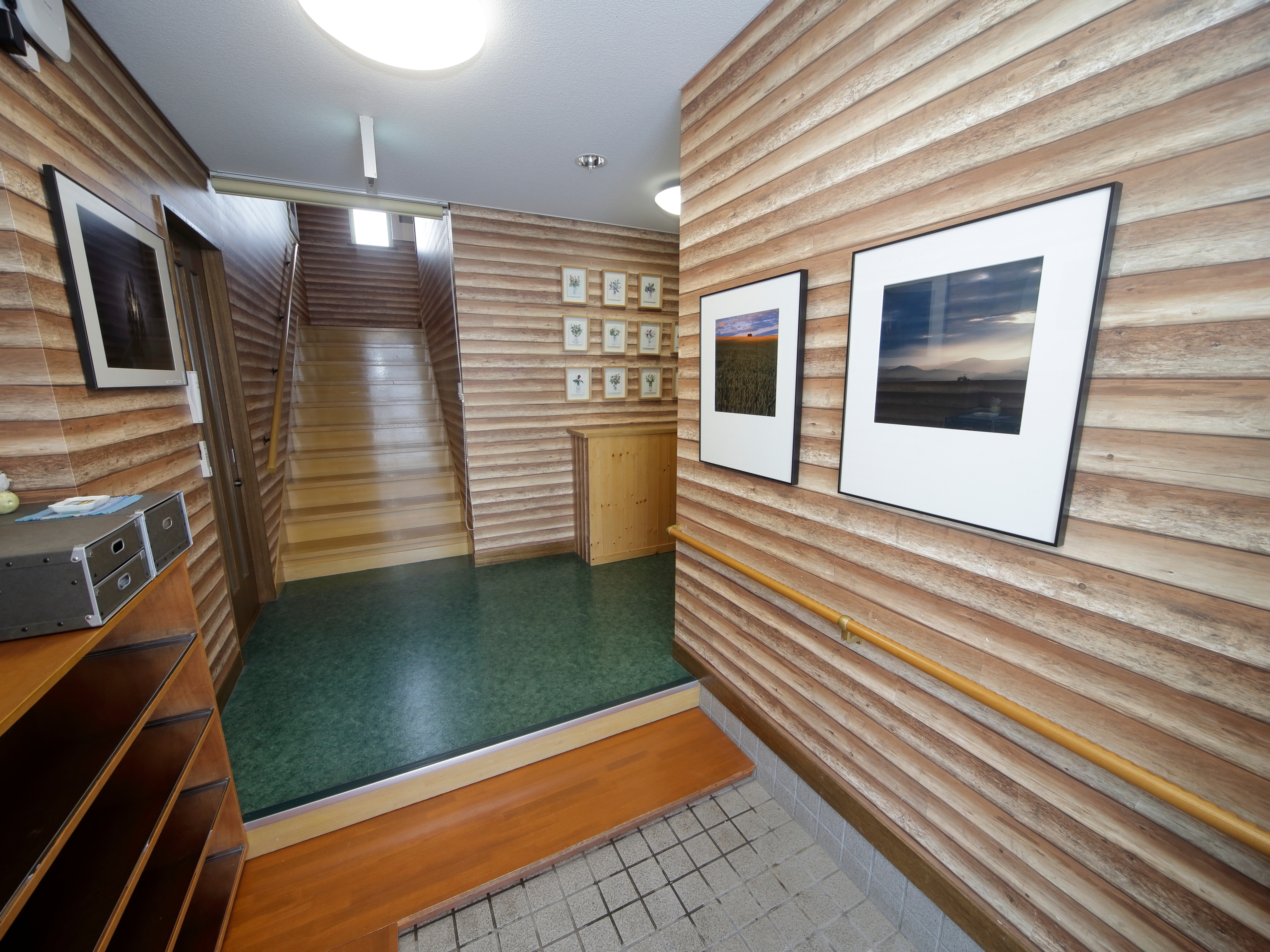 Entrance / geta box