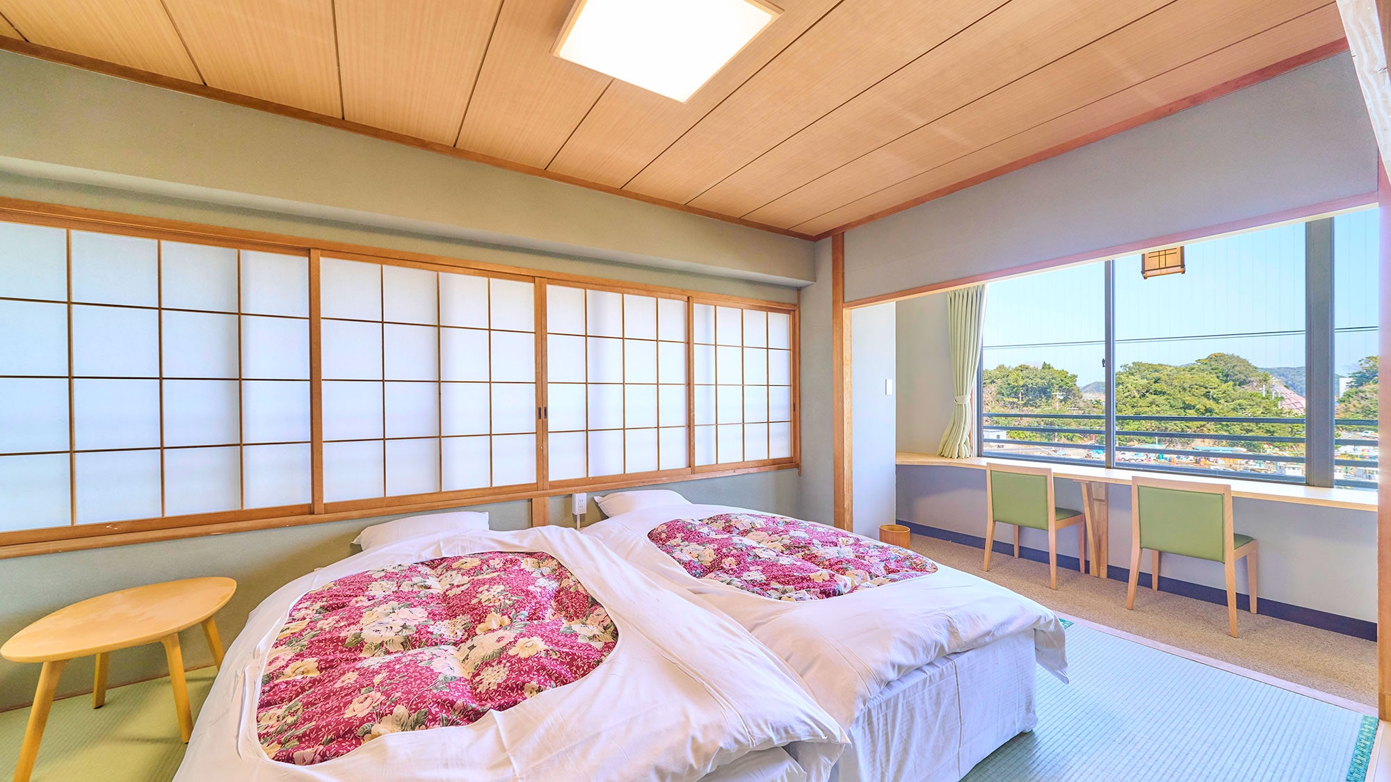 ・[Japanese-Western room] You can enjoy the view while lying down in bed