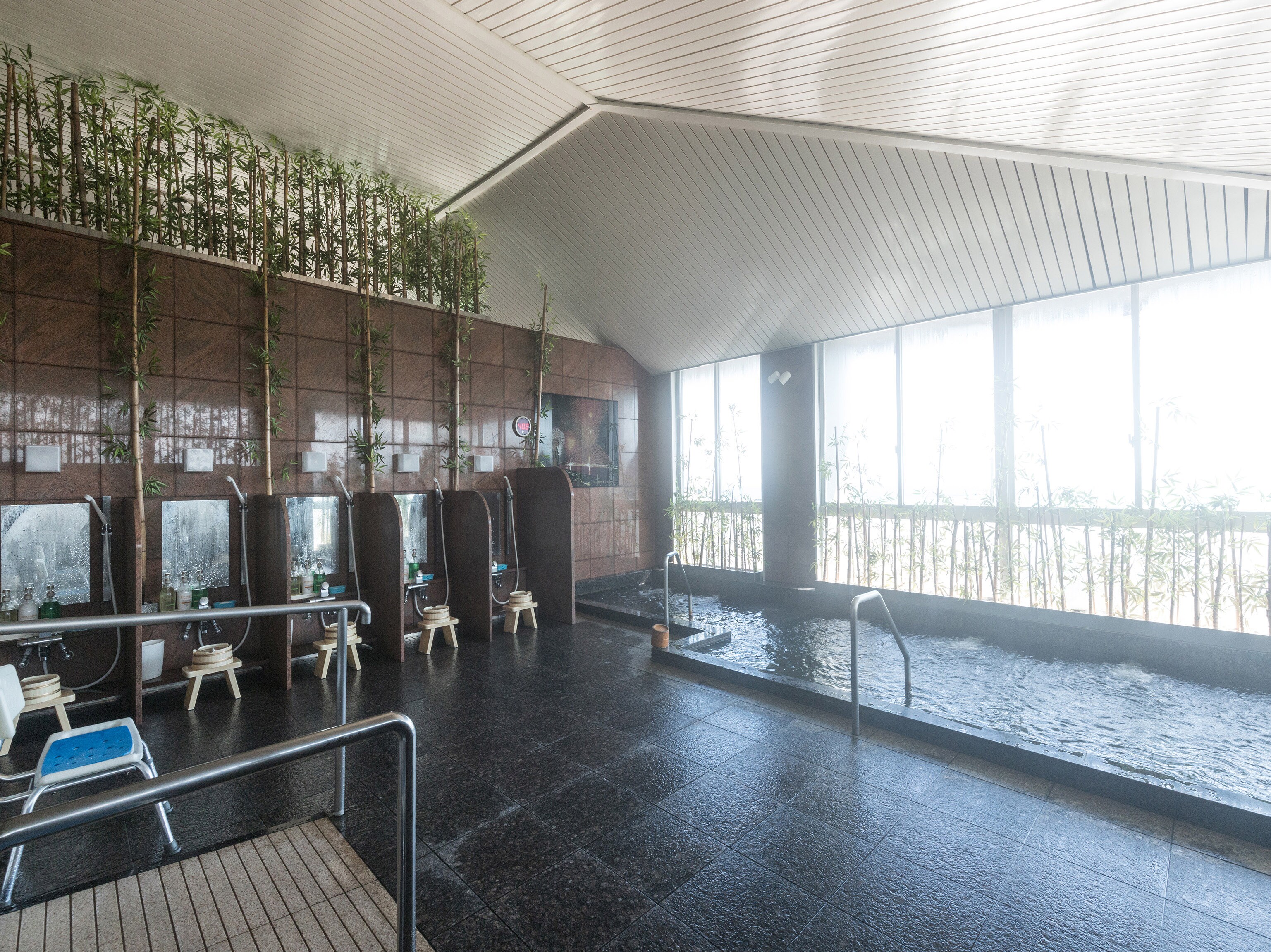 A large bath overlooking the Kumano Sea