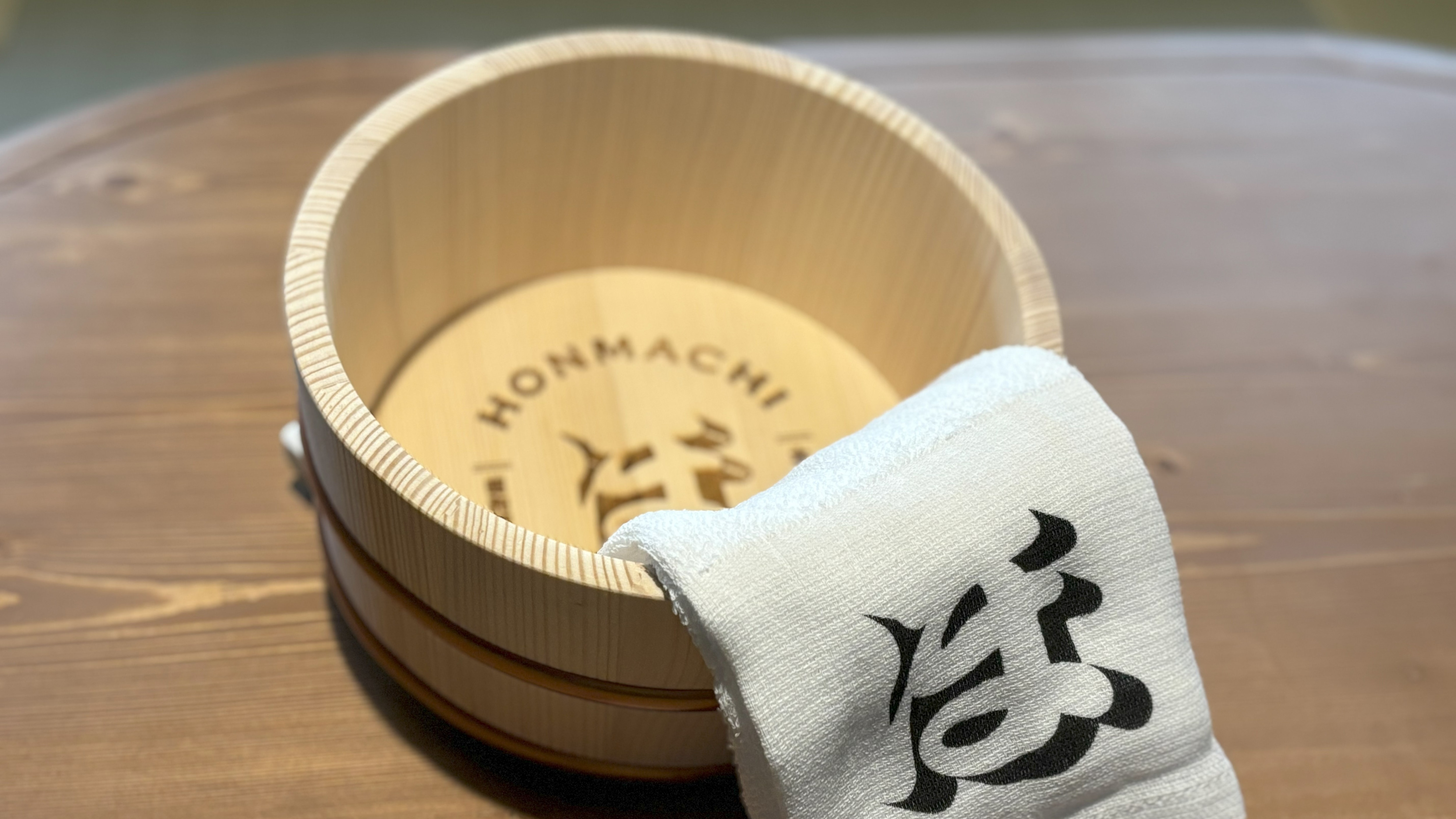 為放鬆沐浴計畫而設計的原創水桶和毛巾