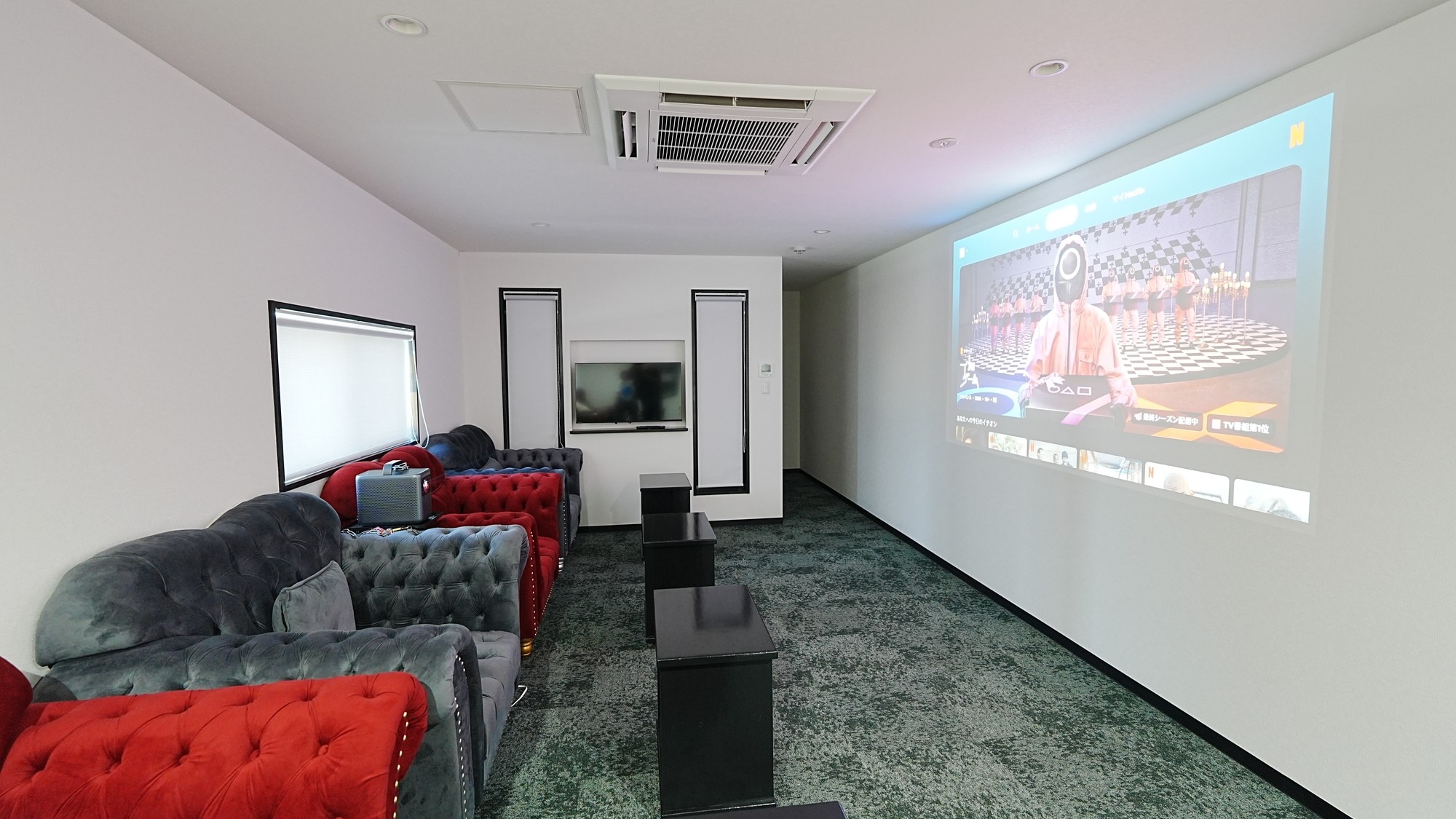 ห้องโรงละคร / เปิดให้บริการทุกวันตั้งแต่เวลา 15:00 น. ถึง 22:00 น. แต่ละกลุ่มสามารถใช้ห้องได้นานสูงสุดสองชั่วโมง