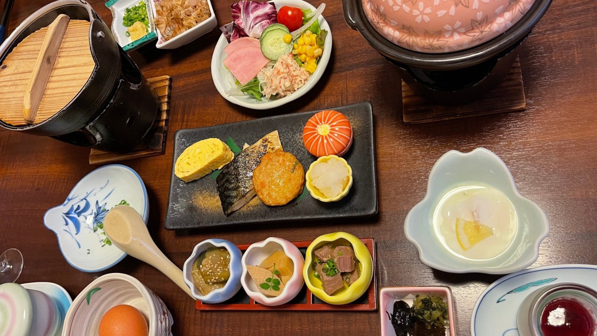 아침 식사 집에서 만든 맛있는 쌀로 즐거운 하루를 보내십시오.