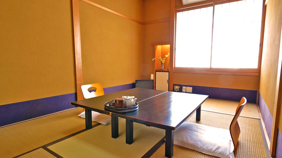 [Room example] The rooms are on the 2nd and 3rd floors. You can see Lake Biwa from the windows.
