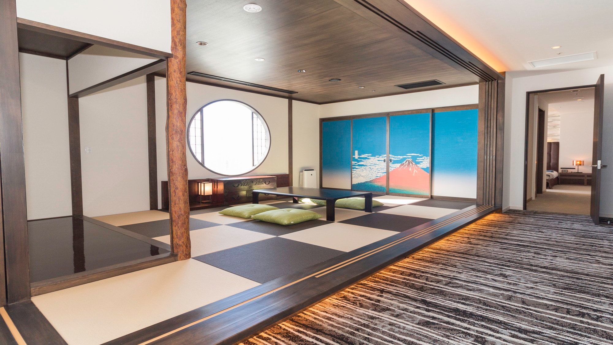Bangkit kecil suite kerajaan memiliki suasana Jepang (bagian belakang gambar adalah kamar tidur)