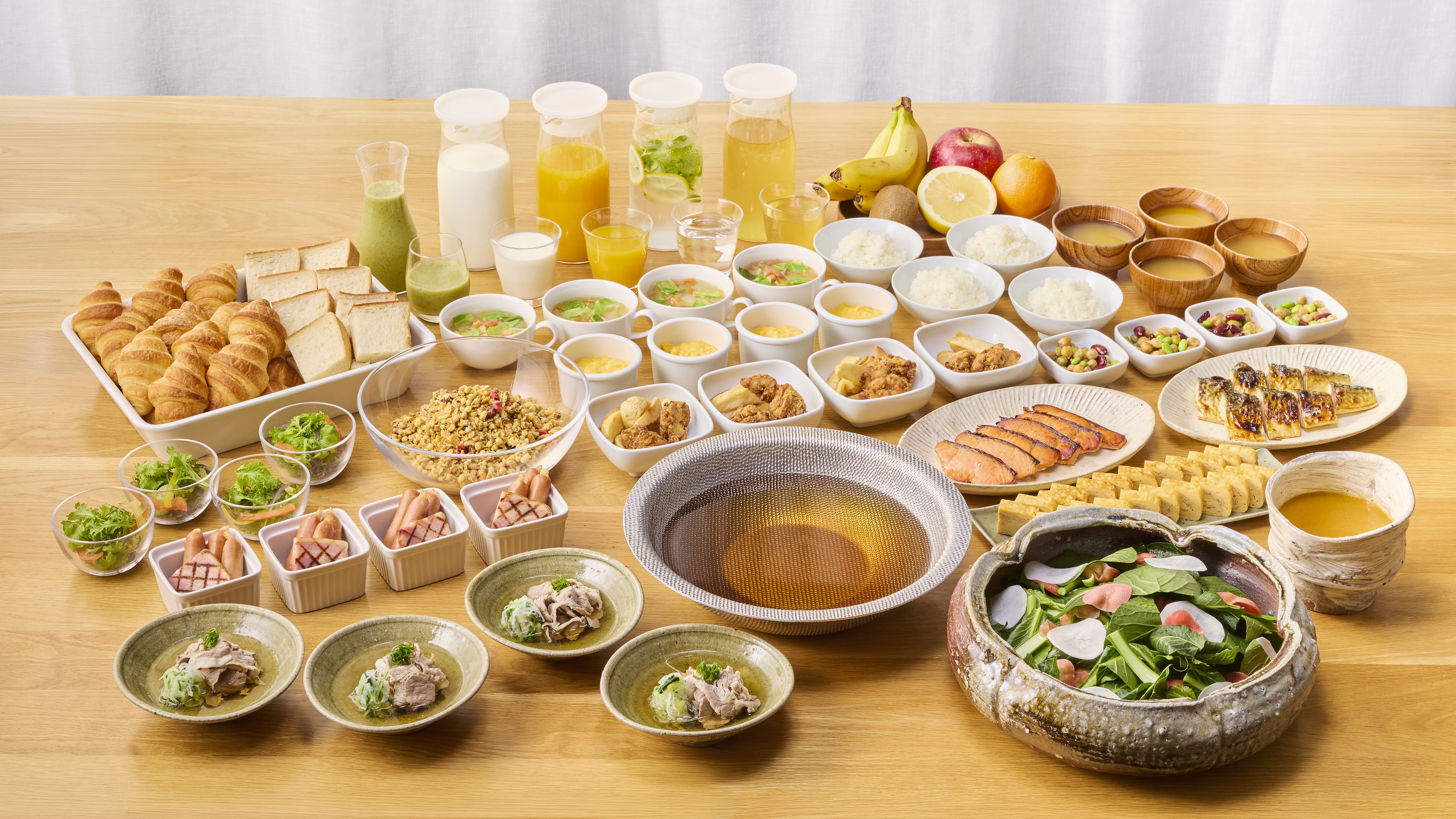 A Japanese and Western buffet with approximately 90 different dishes (image)