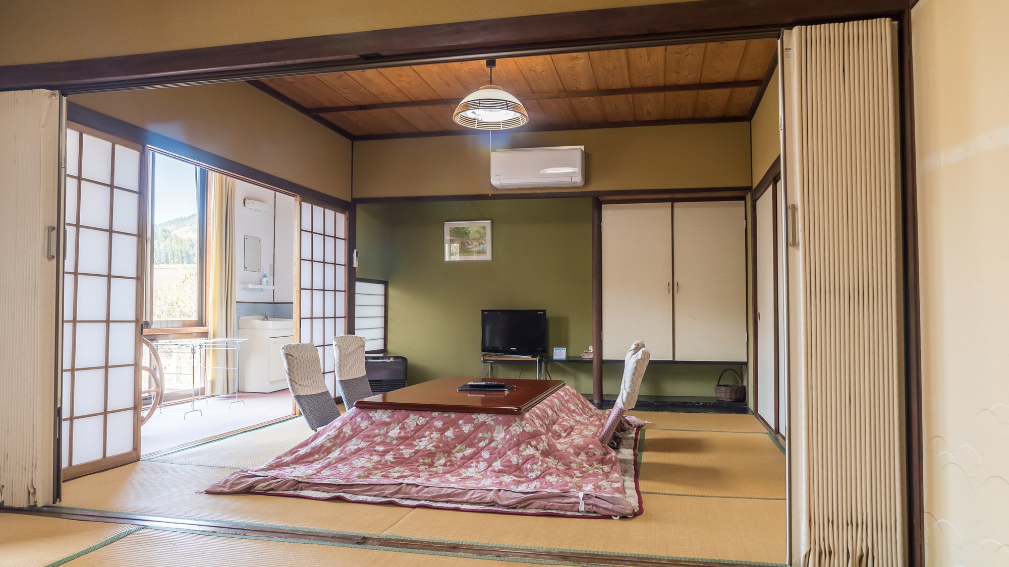 * [Japanese-style room with 14 tatami mats and toilet] A relaxing tatami room.