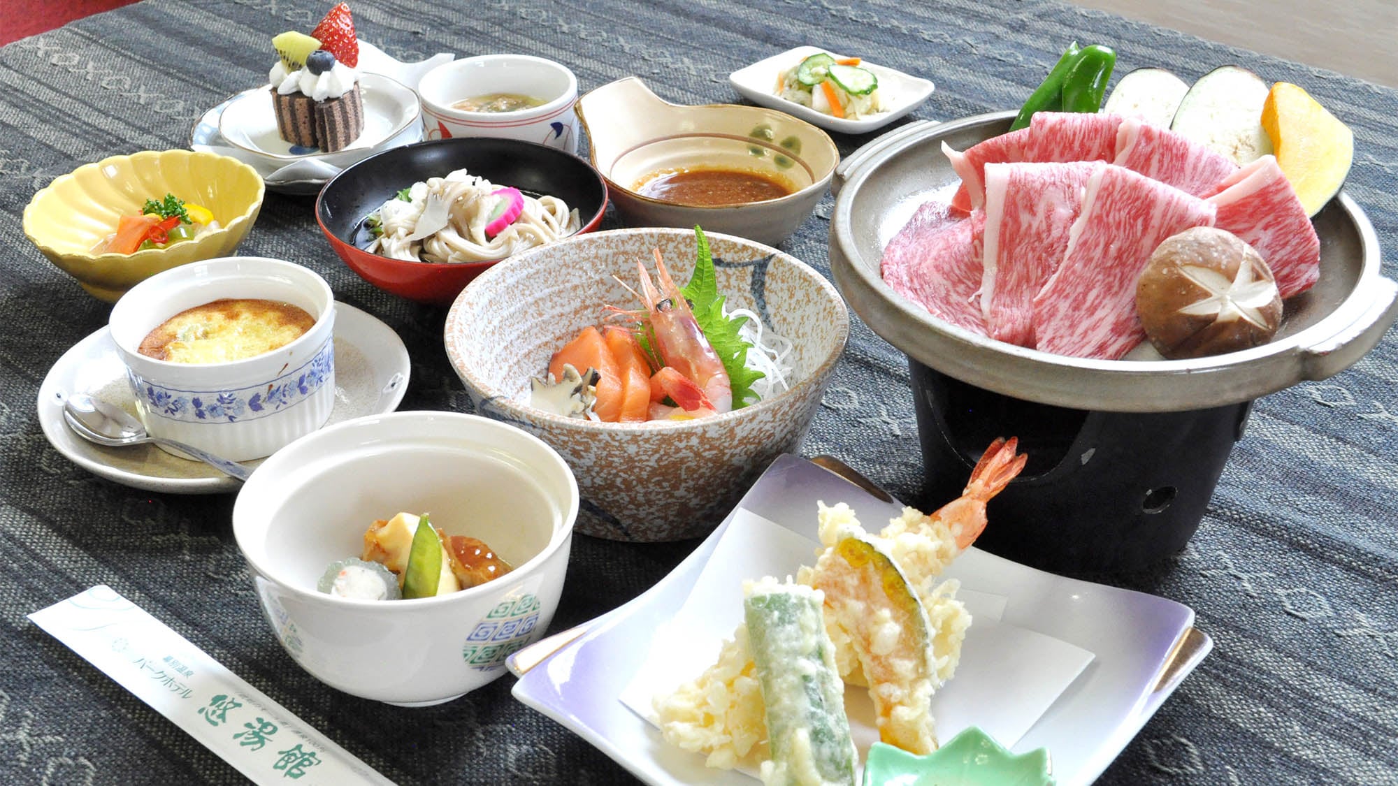 [Ví dụ về bữa ăn] Một bữa ăn Nhật Bản phổ biến gồm thịt bò Tokachi Wagyu và rau trồng tại địa phương trên đĩa sứ Trung Quốc*