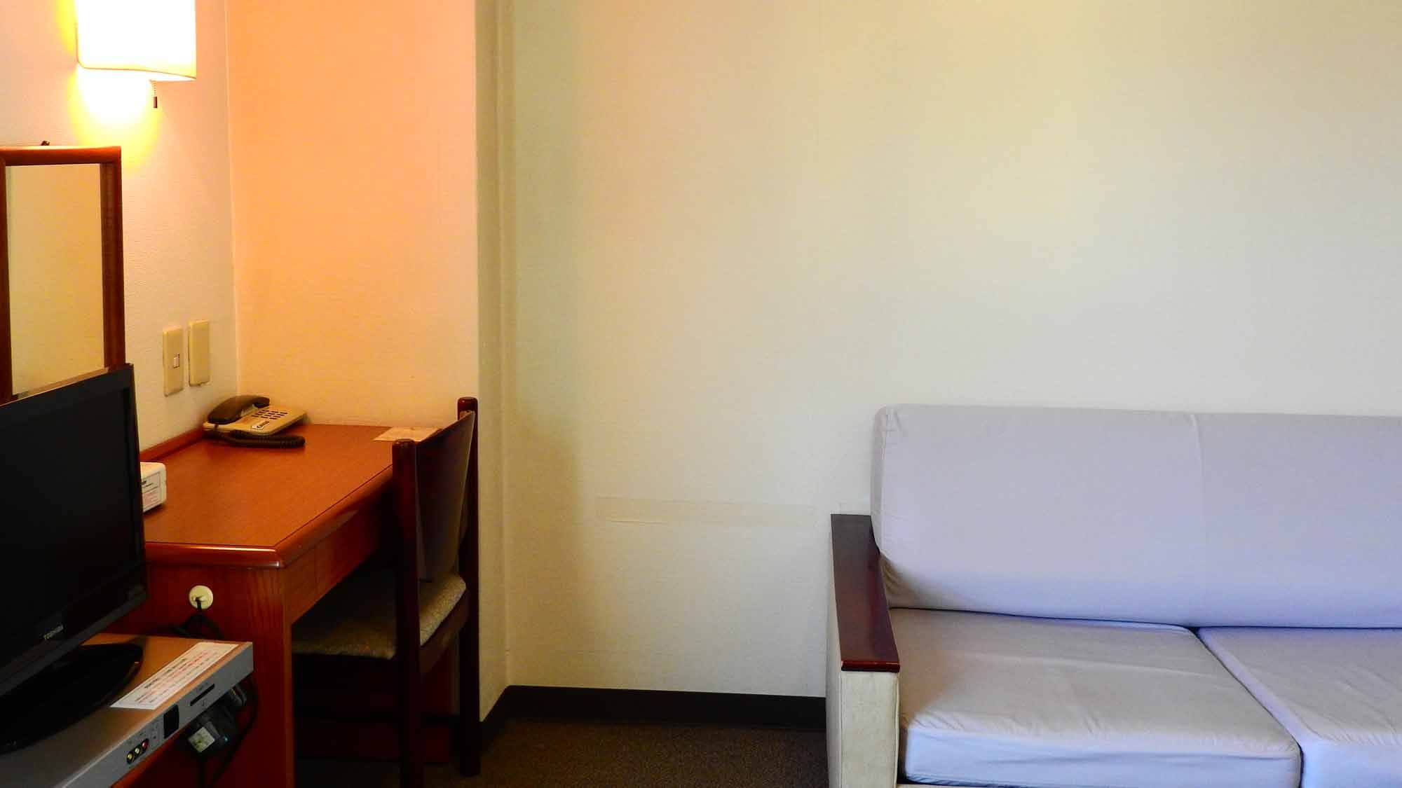 *Example of a twin room (with bathroom and toilet): Approximately 13 square meters. Wi-Fi connection available! Smoking and non-smoking rooms are available.