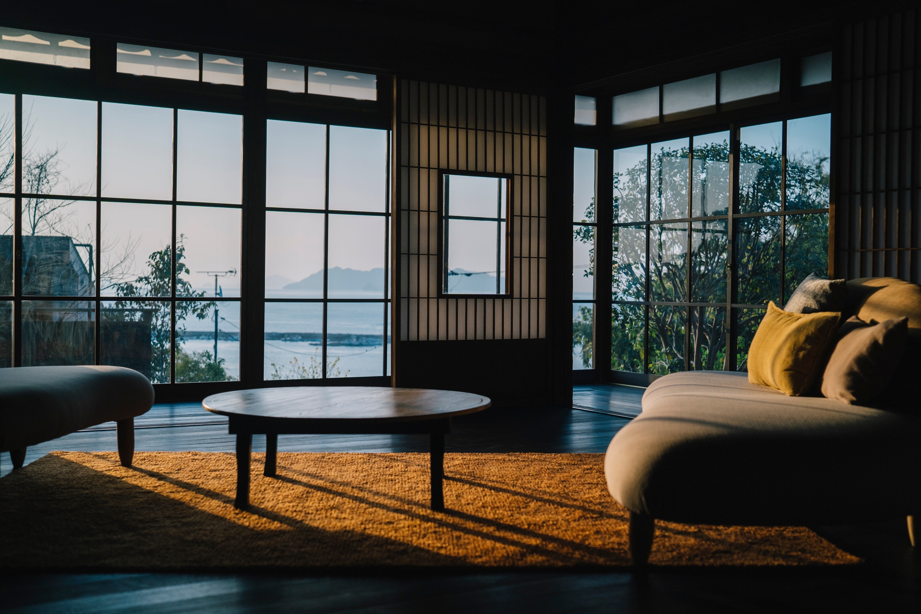 ENOURA202 Minatomachi Suite Wide Veranda / HIROEN Living Room