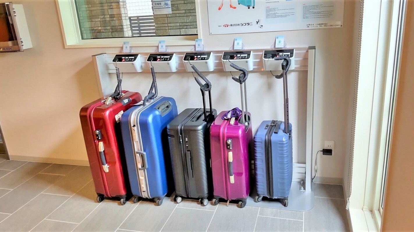 Self-service luggage storage machines for guests (5 units)