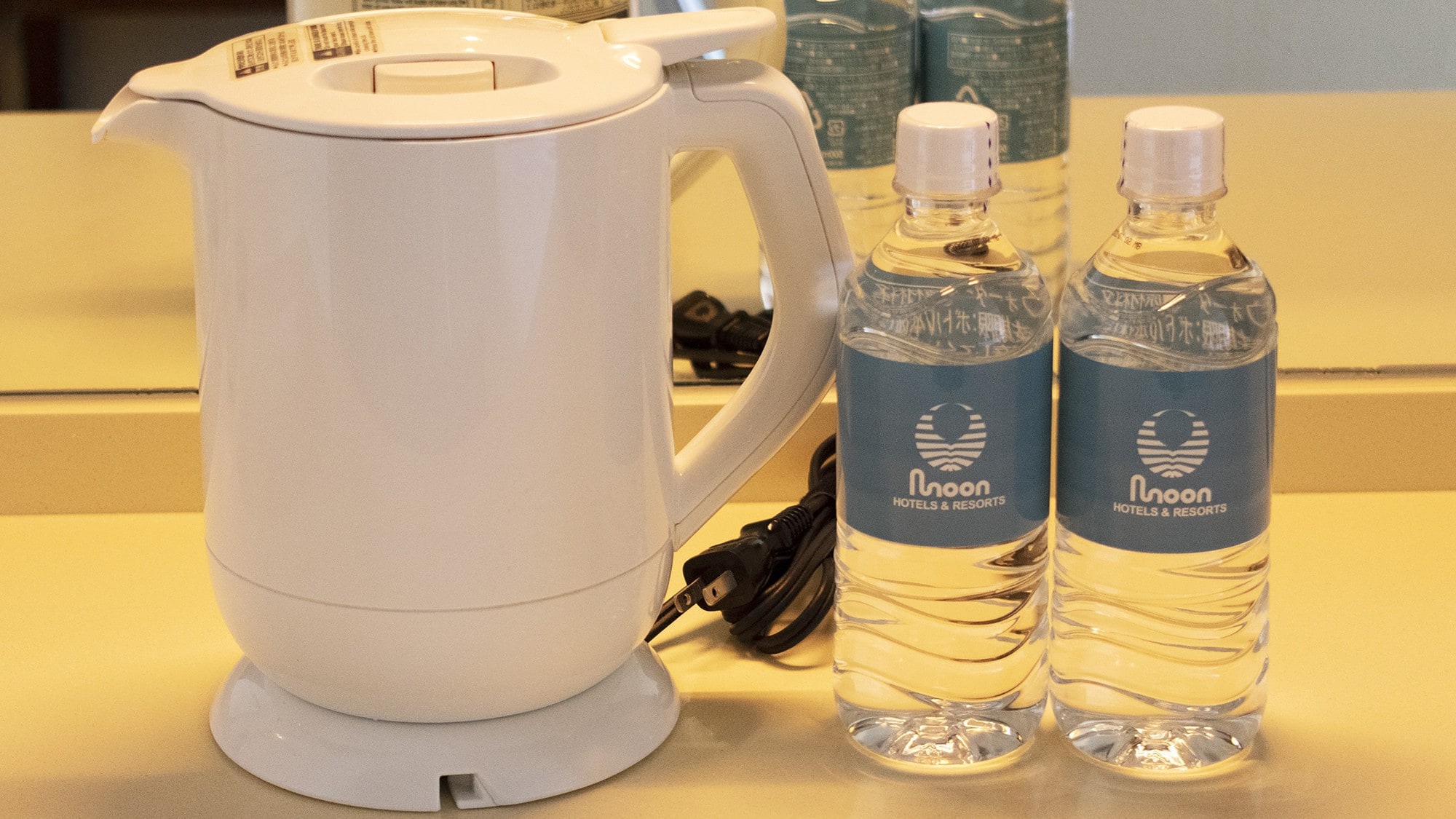 天然優質水壺和礦泉水