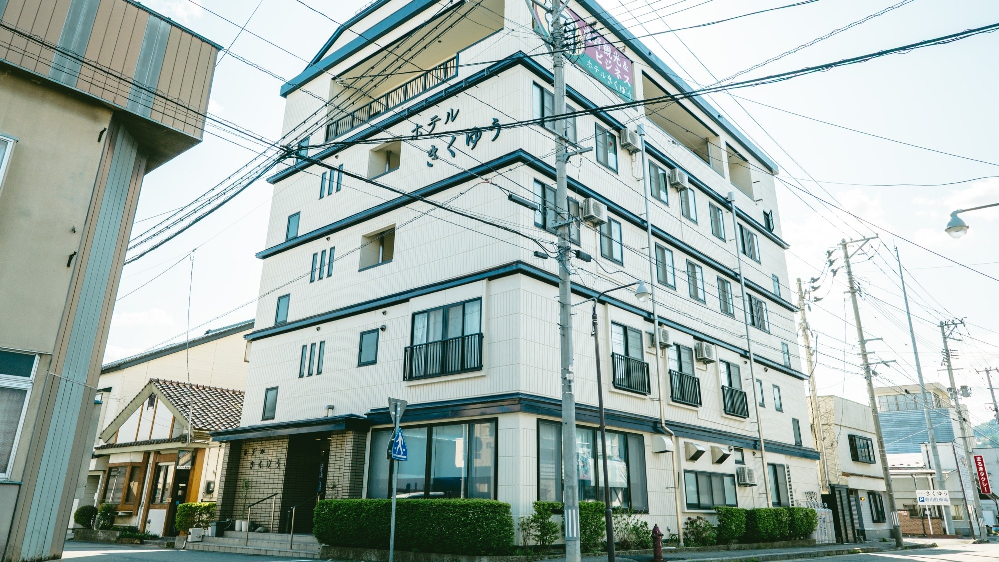 [外观] 毗邻停车场（10个车位） ・距离远野站步行2分钟 ・面向道路的5层建筑