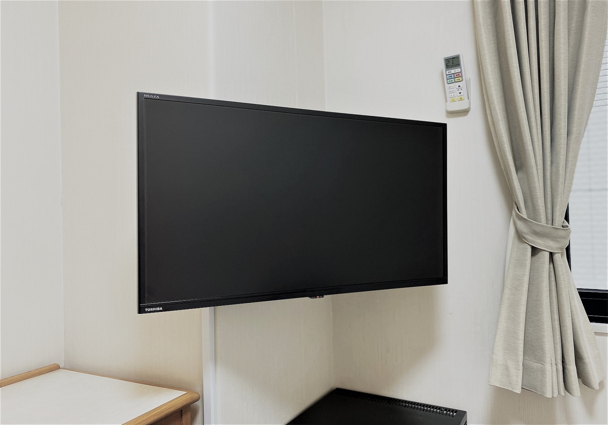 Introducing a new 32-inch wall-mounted TV!