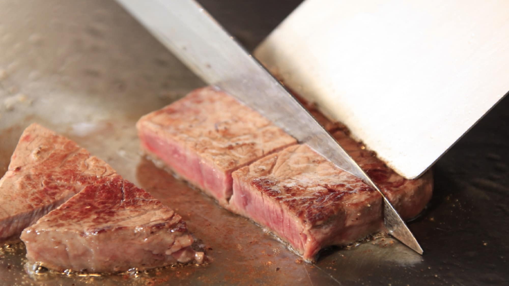 [Dinner] The main course is freshly grilled steak.