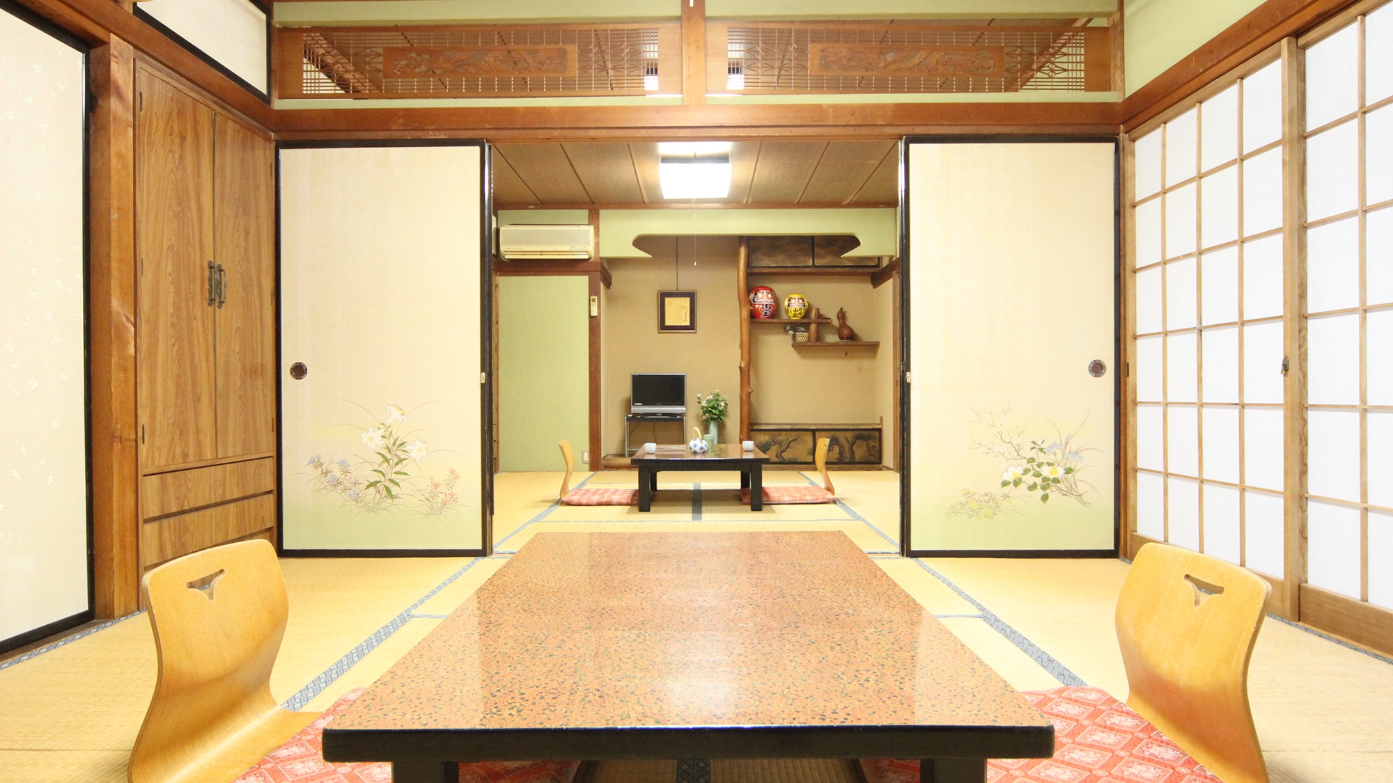(2) The accommodation building at our hotel is a traditional single-story building.