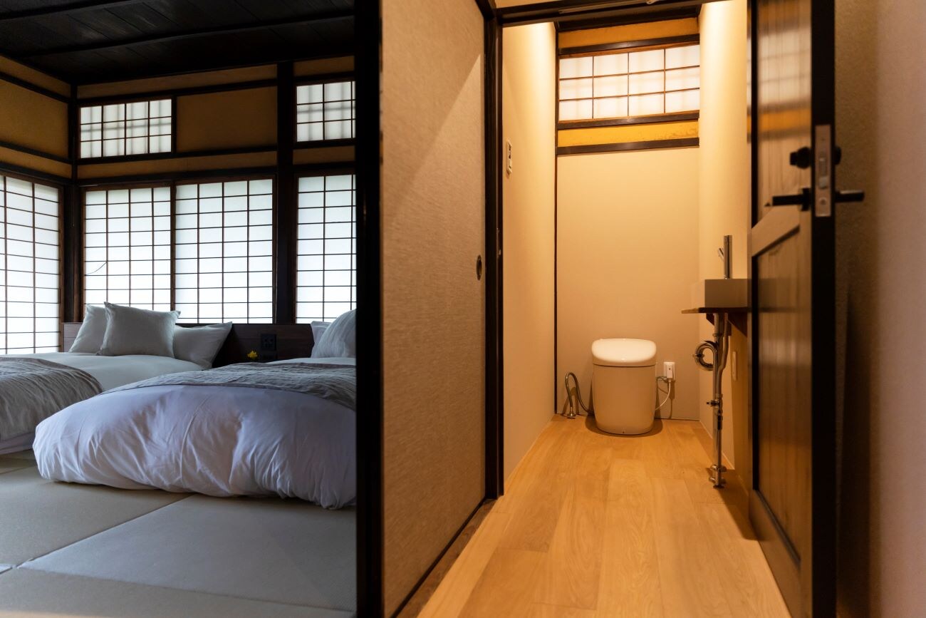 Kasumi (twin room) bedroom and toilet