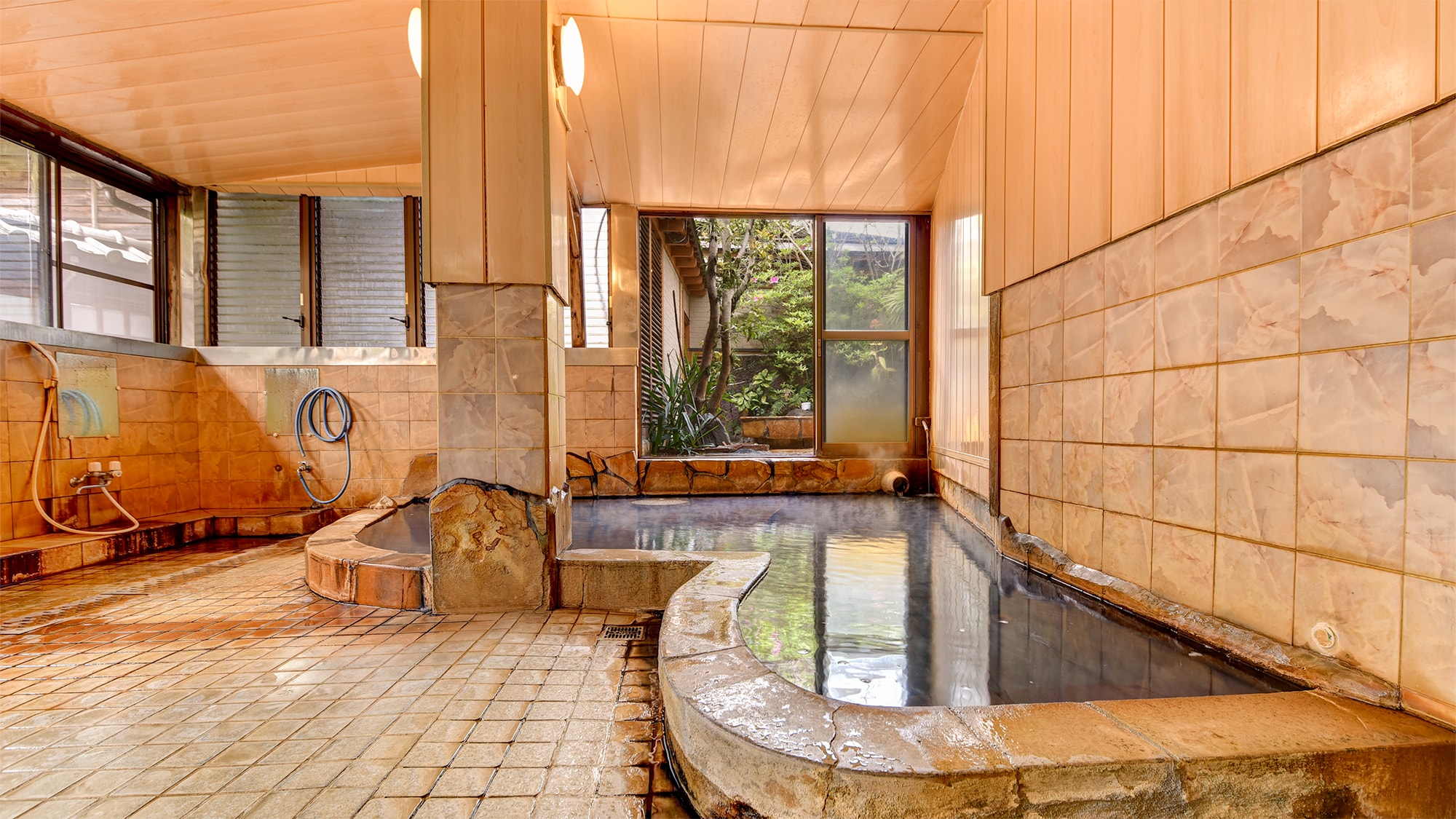 * Women's bath / indoor bath (large communal bath)