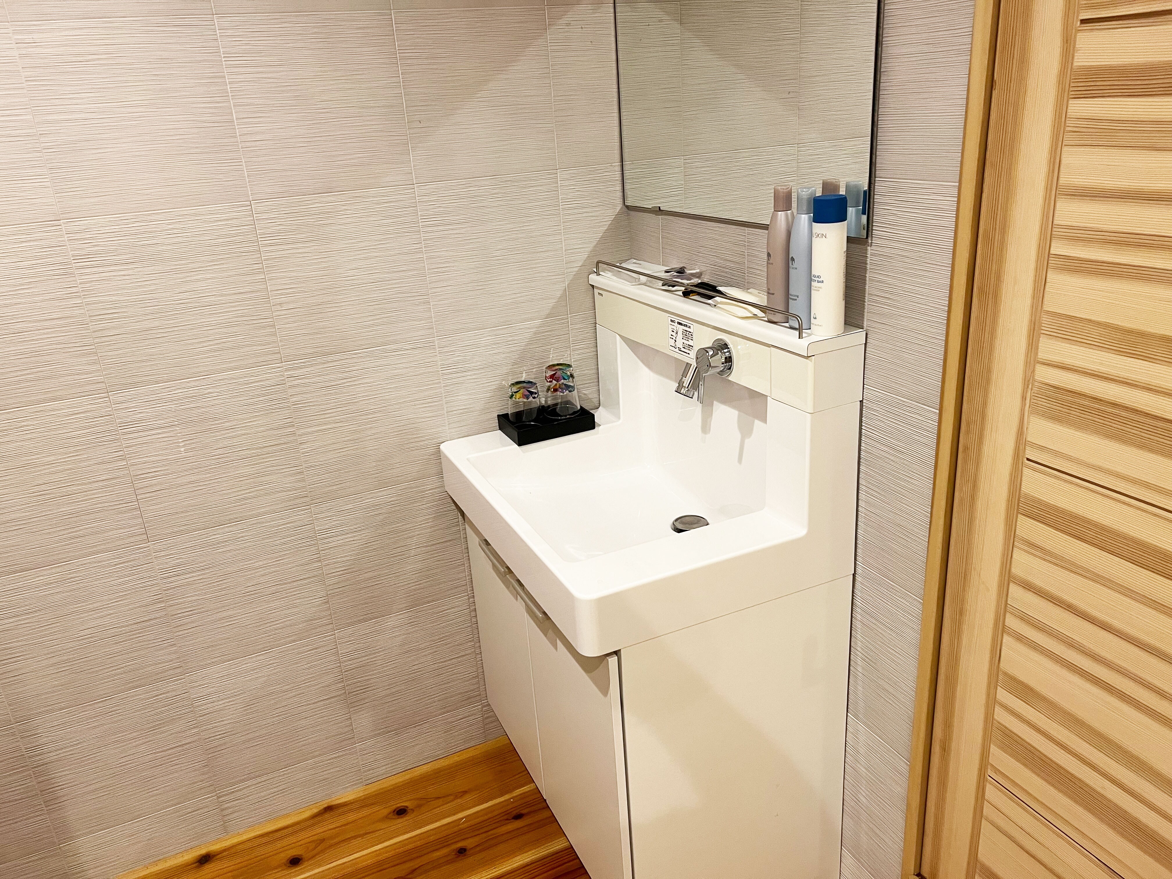 Lodge 1 washbasin