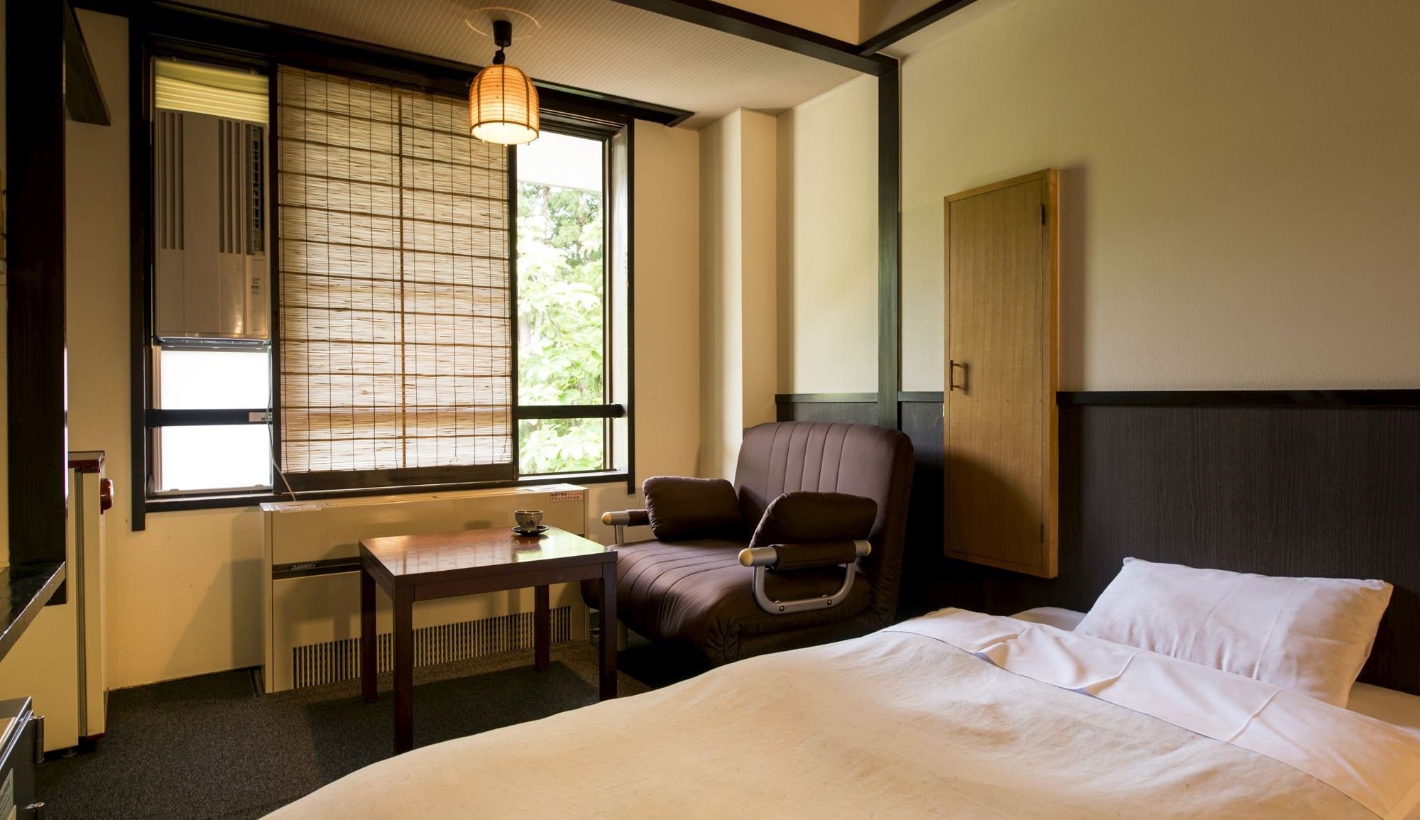  [Standard Western-style room 21㎡, capacity 3 people] There is a bed on the carpet, so you can take off your shoes and relax.