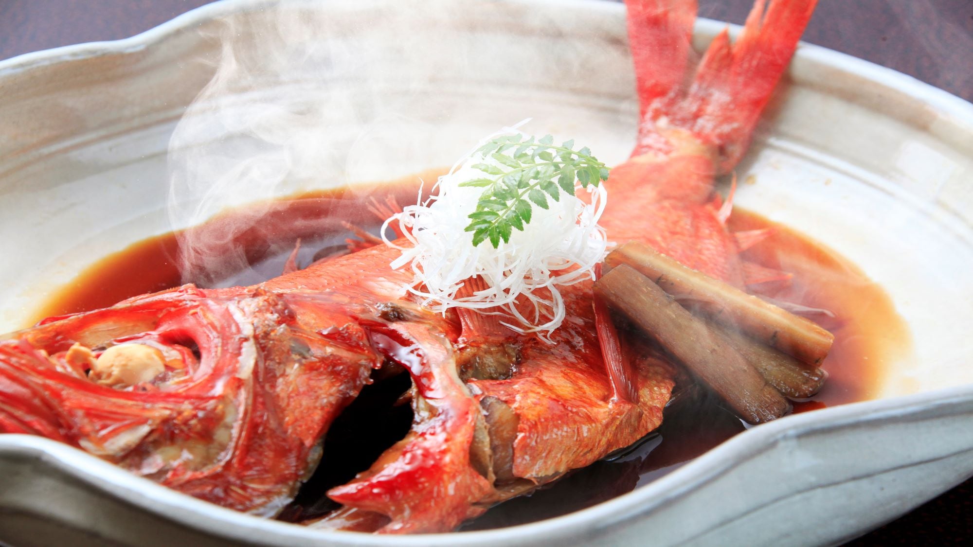 [Room meal] The rich sweet and spicy seasoning of the chef's secret story about the simmered sea bream has been well received by word of mouth.