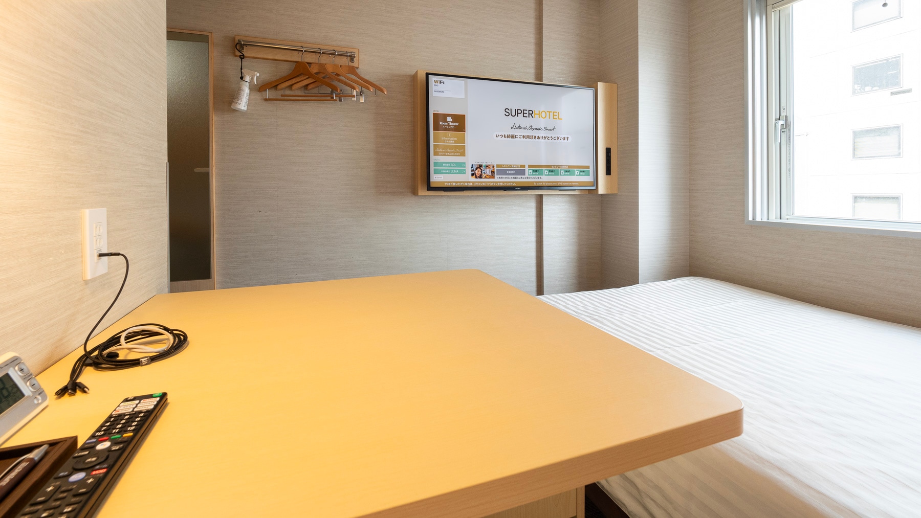 [Extra Room] Wide desk makes work easier