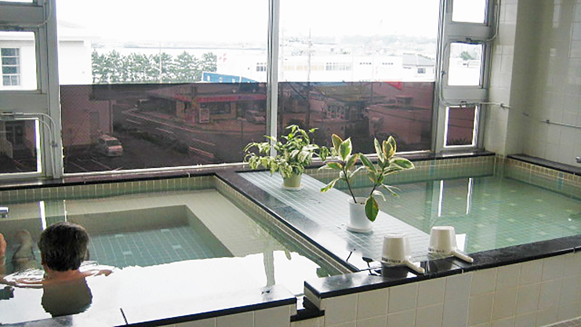 [Bath] A large communal bath exclusively for men. Please heal the tiredness of work and travel!