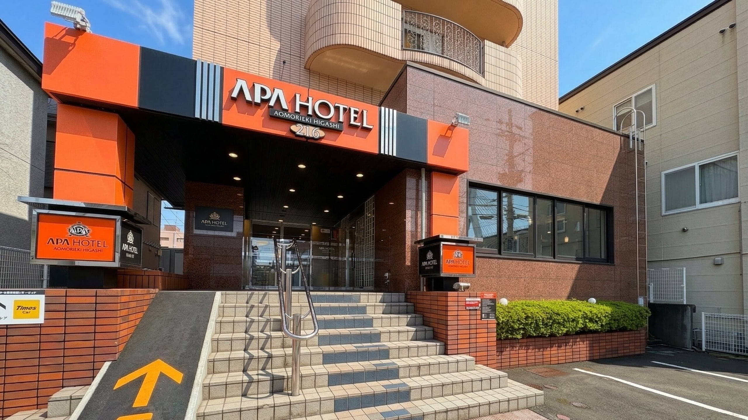 正面玄関（昼）