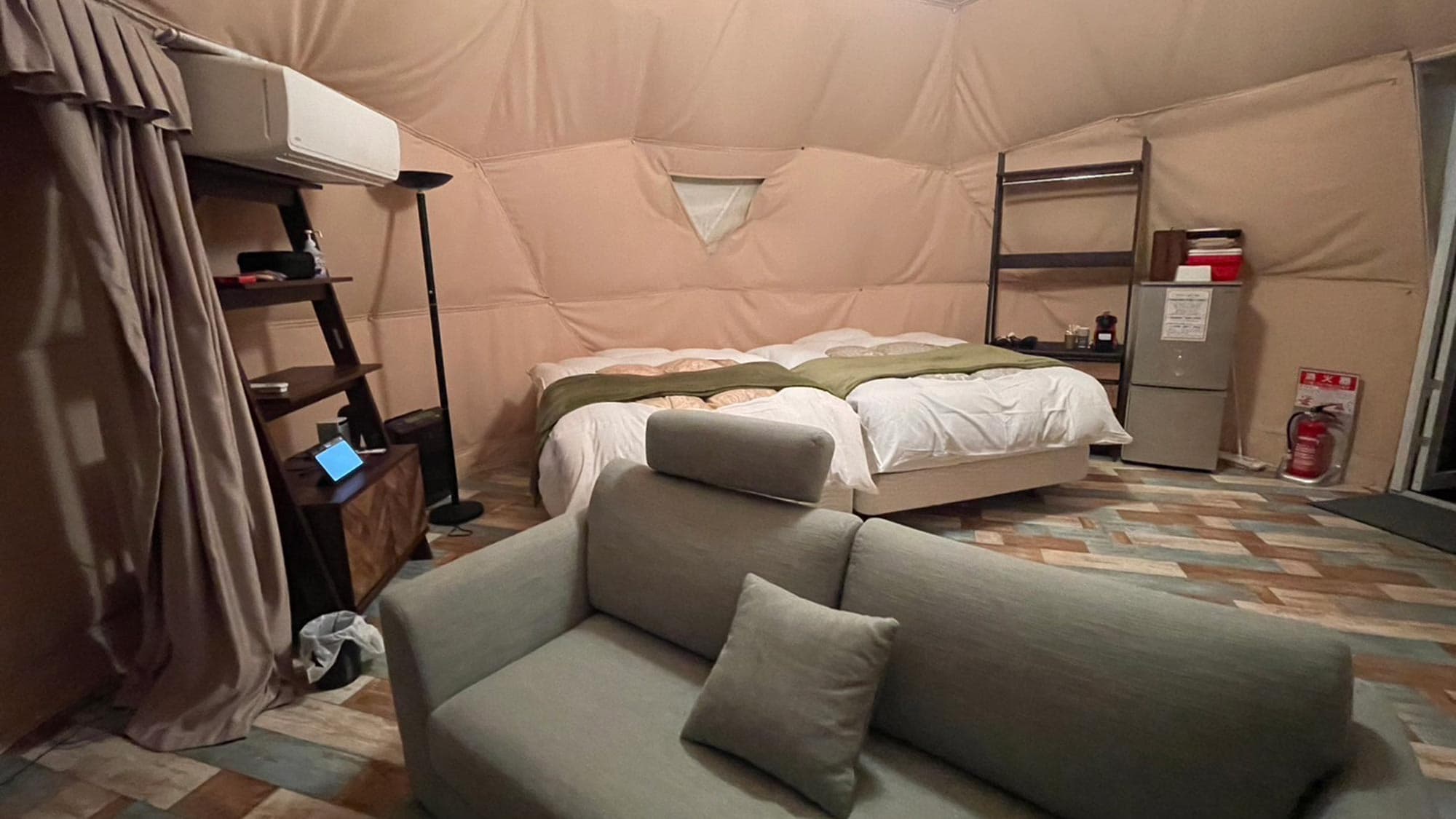 ・[Lều mái vòm F] Lều mái vòm nơi bạn có thể thư giãn trên ghế sofa. Nó cũng được trang bị máy lạnh để bạn có thể tận hưởng khoảng thời gian thoải mái.