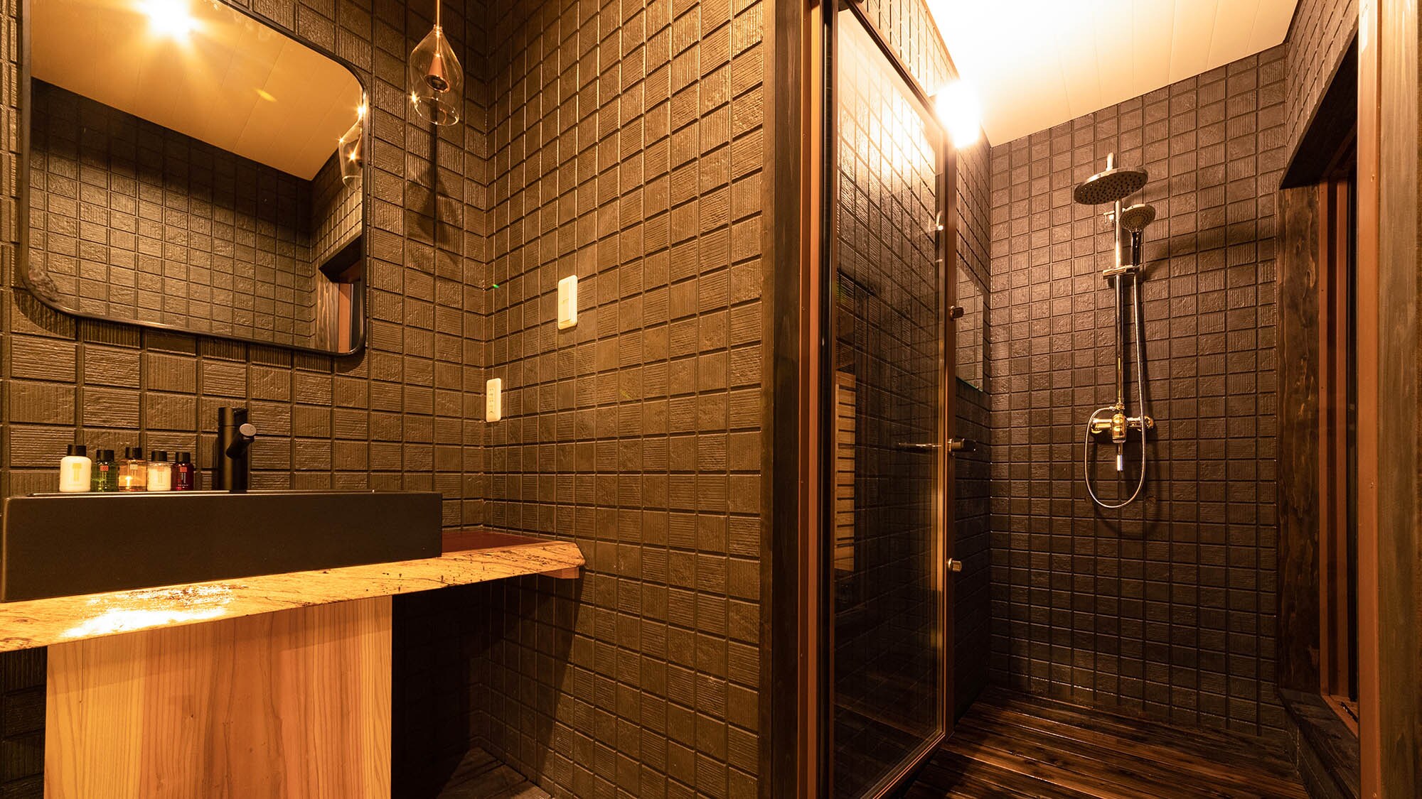・[Shower] After warming up in the shower room in your room, please head to the open-air bath.