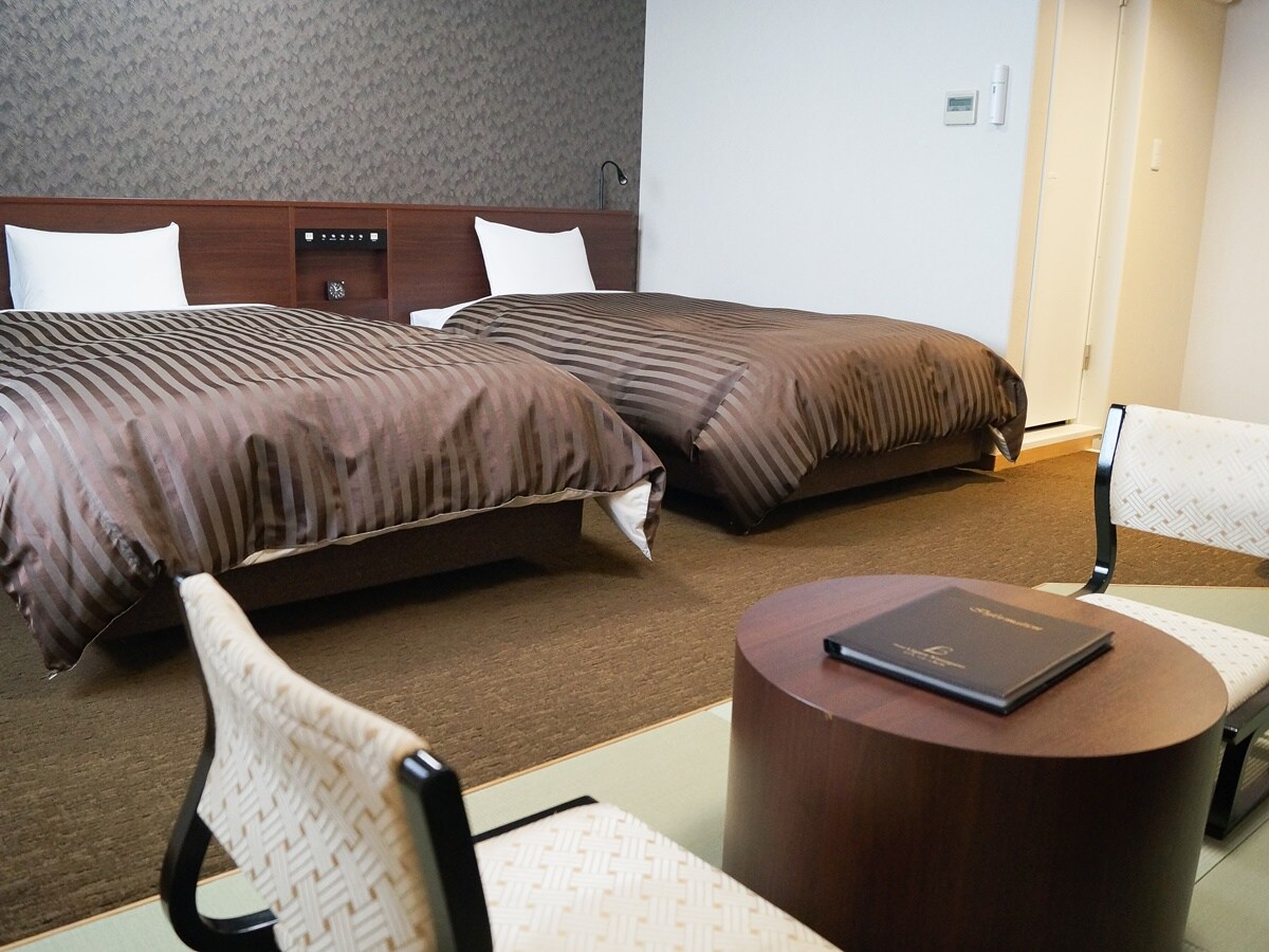 [Japanese modern] A Japanese modern room with a Western-style room and a tatami living room.