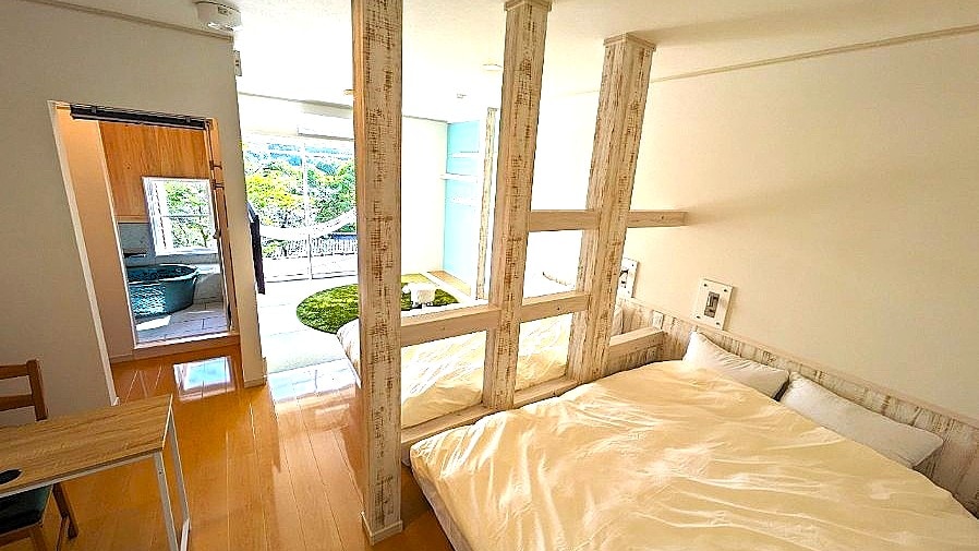 Kamar dengan pemandangan panorama dan kamar mandi keramik.
